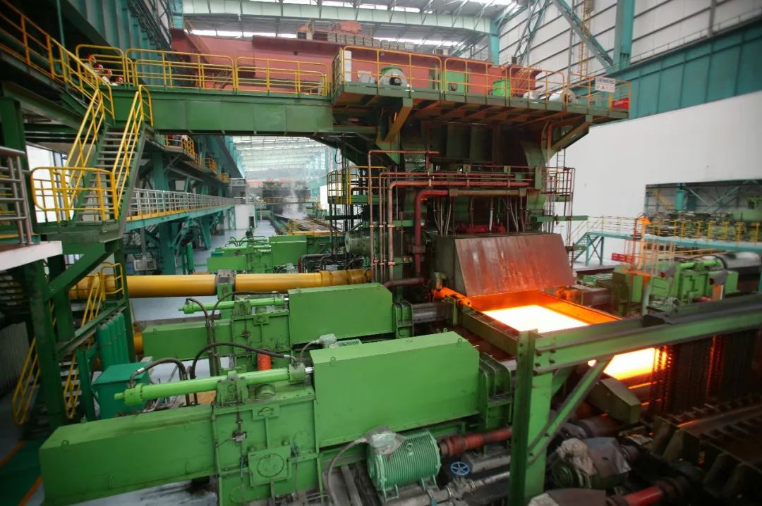 近日,河钢舞钢公司研发的新产品抗HIC腐蚀、大厚度超低温用钢09MnNiDR(HIC)钢板全部交付客户,回厂复检性能100%合格,获得用户高度评价。该钢种为开发的新钢种,可以平替进口,将独家用于国内某大型石化项目关键设备制造。 近日,河钢舞钢公司研发的新产品抗HIC腐蚀、大厚度超低温用钢09MnNiDR(HIC)钢板全部交付客户,回厂复检性能100%合格,获得用户高度评价。该钢种为开发的新钢种,可以平替进口,将独家用于国内某大型石化项目关键设备制造。