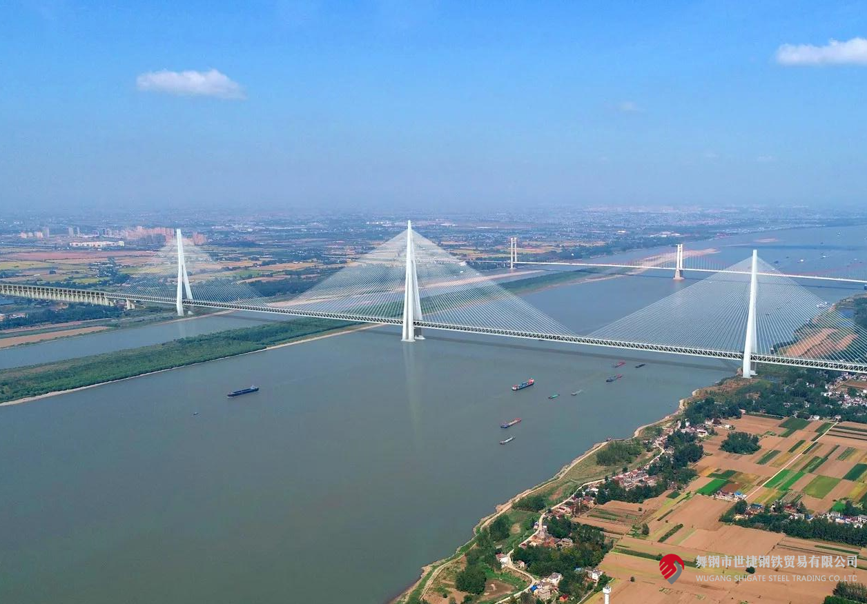 4月10日,中央电视台《新闻联播》和《东方时空》节目同时播报了更大跨度三塔斜拉桥——马鞍山长江公铁大桥主塔开始吊装的消息。该项目建设过程中,河钢集团舞钢公司累计为其供应高级别桥梁钢板Q370qE、Q420qE、Q500qE近6万吨,用于该桥关键部位建设。其中,批量供货的高级别桥梁钢Q500qE各项技术指标世界领先。目前,舞钢桥梁钢实现了从Q345到Q690级别的全覆盖。 4月10日,中央电视台《新闻联播》和《东方时空》节目同时播报了更大跨度三塔斜拉桥——马鞍山长江公铁大桥主塔开始吊装的消息。该项目建设过程中,河钢集团舞钢公司累计为其供应高级别桥梁钢板Q370qE、Q420qE、Q500qE近6万吨,用于该桥关键部位建设。其中,批量供货的高级别桥梁钢Q500qE各项技术指标世界领先。目前,舞钢桥梁钢实现了从Q345到Q690级别的全覆盖。