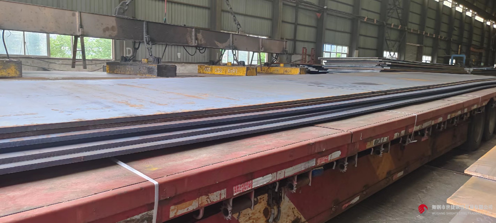 近日,河钢集团舞钢公司生产的低合金容器钢板本体性能检验顺利通过ABS(美国船级社)的认证,认证等级达到Q345R-Z35及SA516Gr70-Z35级别,认证厚度为50mm和100mm。这标志着舞钢的低合金容器钢板生产能力跨上新台阶,实现了船用钢板的新突破,对于开辟新的利润增长点具有重要意义。 近日,河钢集团舞钢公司生产的低合金容器钢板本体性能检验顺利通过ABS(美国船级社)的认证,认证等级达到Q345R-Z35及SA516Gr70-Z35级别,认证厚度为50mm和100mm。这标志着舞钢的低合金容器钢板生产能力跨上新台阶,实现了船用钢板的新突破,对于开辟新的利润增长点具有重要意义。