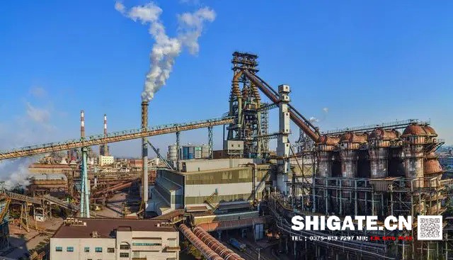 炼铁过程实质上是将铁从其自然形态——矿石等含铁化合物中还原出来的过程。炼铁方法主要有高炉法、直接还原法、熔融还原法等,其原理是矿石在特定的气氛中(还原物质CO、H2、C;适宜温度等)通过物化反应获取还原后的生铁。生铁除了少部分用于铸造外,绝大部分是作为炼钢原料。 高炉炼铁是现代炼铁的主要方法,钢铁生产中的重要环节。这种方法是由古代竖炉炼铁发展、改进而成的。尽管世界各国研究发展了很多新的炼铁法,但由于高炉炼铁技术经济指标良好,工艺简单,生产量大,劳动生产率高,能耗低,这种方法生产的铁仍占世界铁总产量的95%以上。 炼铁工艺是是将含铁原料(烧结矿、球团矿或铁矿)、燃料(焦炭、煤粉等)及其它辅助原料(石灰石、白云石、锰矿等)按一定比例自高炉炉顶装入高炉,并由热风炉在高炉下部沿炉周的风口向高炉内鼓入热风助焦炭燃烧(有的高炉也喷吹煤粉、重油、天然气等辅助燃料),在高温下焦炭中的碳同鼓入空气中的氧燃烧生成的一氧化碳和氢气。 原料、燃料随着炉内熔炼等过程的进行而下降,在炉料下降和上升的煤气相遇,先后发生传热、还原、熔化、脱炭作用而生成生铁,铁矿石原料中的杂质与加入炉内的熔剂相结合而成渣,炉底铁水间断地放出装入铁水罐,送往炼钢厂。同时产生高炉煤气,炉渣两种副产品,高炉渣铁主要矿石中不还原的杂质和石灰石等熔剂结合生成,自渣口排出后,经水淬处理后全部作为水泥生产原料;产生的煤气从炉顶导出,经除尘后,作为热风炉、加热炉、焦炉、锅炉等的燃料。 炼铁过程实质上是将铁从其自然形态——矿石等含铁化合物中还原出来的过程。炼铁方法主要有高炉法、直接还原法、熔融还原法等,其原理是矿石在特定的气氛中(还原物质CO、H2、C;适宜温度等)通过物化反应获取还原后的生铁。生铁除了少部分用于铸造外,绝大部分是作为炼钢原料。 高炉炼铁是现代炼铁的主要方法,钢铁生产中的重要环节。这种方法是由古代竖炉炼铁发展、改进而成的。尽管世界各国研究发展了很多新的炼铁法,但由于高炉炼铁技术经济指标良好,工艺简单,生产量大,劳动生产率高,能耗低,这种方法生产的铁仍占世界铁总产量的95%以上。 炼铁工艺是是将含铁原料(烧结矿、球团矿或铁矿)、燃料(焦炭、煤粉等)及其它辅助原料(石灰石、白云石、锰矿等)按一定比例自高炉炉顶装入高炉,并由热风炉在高炉下部沿炉周的风口向高炉内鼓入热风助焦炭燃烧(有的高炉也喷吹煤粉、重油、天然气等辅助燃料),在高温下焦炭中的碳同鼓入空气中的氧燃烧生成的一氧化碳和氢气。 原料、燃料随着炉内熔炼等过程的进行而下降,在炉料下降和上升的煤气相遇,先后发生传热、还原、熔化、脱炭作用而生成生铁,铁矿石原料中的杂质与加入炉内的熔剂相结合而成渣,炉底铁水间断地放出装入铁水罐,送往炼钢厂。同时产生高炉煤气,炉渣两种副产品,高炉渣铁主要矿石中不还原的杂质和石灰石等熔剂结合生成,自渣口排出后,经水淬处理后全部作为水泥生产原料;产生的煤气从炉顶导出,经除尘后,作为热风炉、加热炉、焦炉、锅炉等的燃料。