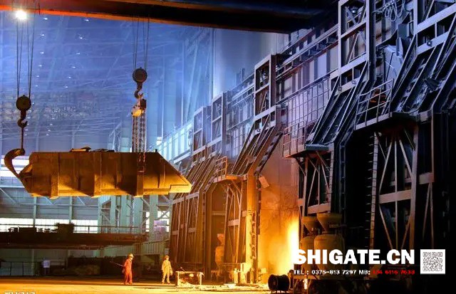 炼铁过程实质上是将铁从其自然形态——矿石等含铁化合物中还原出来的过程。炼铁方法主要有高炉法、直接还原法、熔融还原法等,其原理是矿石在特定的气氛中(还原物质CO、H2、C;适宜温度等)通过物化反应获取还原后的生铁。生铁除了少部分用于铸造外,绝大部分是作为炼钢原料。 高炉炼铁是现代炼铁的主要方法,钢铁生产中的重要环节。这种方法是由古代竖炉炼铁发展、改进而成的。尽管世界各国研究发展了很多新的炼铁法,但由于高炉炼铁技术经济指标良好,工艺简单,生产量大,劳动生产率高,能耗低,这种方法生产的铁仍占世界铁总产量的95%以上。 炼铁工艺是是将含铁原料(烧结矿、球团矿或铁矿)、燃料(焦炭、煤粉等)及其它辅助原料(石灰石、白云石、锰矿等)按一定比例自高炉炉顶装入高炉,并由热风炉在高炉下部沿炉周的风口向高炉内鼓入热风助焦炭燃烧(有的高炉也喷吹煤粉、重油、天然气等辅助燃料),在高温下焦炭中的碳同鼓入空气中的氧燃烧生成的一氧化碳和氢气。 原料、燃料随着炉内熔炼等过程的进行而下降,在炉料下降和上升的煤气相遇,先后发生传热、还原、熔化、脱炭作用而生成生铁,铁矿石原料中的杂质与加入炉内的熔剂相结合而成渣,炉底铁水间断地放出装入铁水罐,送往炼钢厂。同时产生高炉煤气,炉渣两种副产品,高炉渣铁主要矿石中不还原的杂质和石灰石等熔剂结合生成,自渣口排出后,经水淬处理后全部作为水泥生产原料;产生的煤气从炉顶导出,经除尘后,作为热风炉、加热炉、焦炉、锅炉等的燃料。 炼铁过程实质上是将铁从其自然形态——矿石等含铁化合物中还原出来的过程。炼铁方法主要有高炉法、直接还原法、熔融还原法等,其原理是矿石在特定的气氛中(还原物质CO、H2、C;适宜温度等)通过物化反应获取还原后的生铁。生铁除了少部分用于铸造外,绝大部分是作为炼钢原料。 高炉炼铁是现代炼铁的主要方法,钢铁生产中的重要环节。这种方法是由古代竖炉炼铁发展、改进而成的。尽管世界各国研究发展了很多新的炼铁法,但由于高炉炼铁技术经济指标良好,工艺简单,生产量大,劳动生产率高,能耗低,这种方法生产的铁仍占世界铁总产量的95%以上。 炼铁工艺是是将含铁原料(烧结矿、球团矿或铁矿)、燃料(焦炭、煤粉等)及其它辅助原料(石灰石、白云石、锰矿等)按一定比例自高炉炉顶装入高炉,并由热风炉在高炉下部沿炉周的风口向高炉内鼓入热风助焦炭燃烧(有的高炉也喷吹煤粉、重油、天然气等辅助燃料),在高温下焦炭中的碳同鼓入空气中的氧燃烧生成的一氧化碳和氢气。 原料、燃料随着炉内熔炼等过程的进行而下降,在炉料下降和上升的煤气相遇,先后发生传热、还原、熔化、脱炭作用而生成生铁,铁矿石原料中的杂质与加入炉内的熔剂相结合而成渣,炉底铁水间断地放出装入铁水罐,送往炼钢厂。同时产生高炉煤气,炉渣两种副产品,高炉渣铁主要矿石中不还原的杂质和石灰石等熔剂结合生成,自渣口排出后,经水淬处理后全部作为水泥生产原料;产生的煤气从炉顶导出,经除尘后,作为热风炉、加热炉、焦炉、锅炉等的燃料。