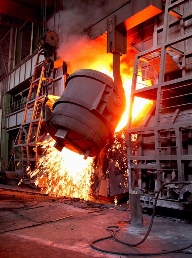 炼铁过程实质上是将铁从其自然形态——矿石等含铁化合物中还原出来的过程。炼铁方法主要有高炉法、直接还原法、熔融还原法等,其原理是矿石在特定的气氛中(还原物质CO、H2、C;适宜温度等)通过物化反应获取还原后的生铁。生铁除了少部分用于铸造外,绝大部分是作为炼钢原料。 高炉炼铁是现代炼铁的主要方法,钢铁生产中的重要环节。这种方法是由古代竖炉炼铁发展、改进而成的。尽管世界各国研究发展了很多新的炼铁法,但由于高炉炼铁技术经济指标良好,工艺简单,生产量大,劳动生产率高,能耗低,这种方法生产的铁仍占世界铁总产量的95%以上。 炼铁工艺是是将含铁原料(烧结矿、球团矿或铁矿)、燃料(焦炭、煤粉等)及其它辅助原料(石灰石、白云石、锰矿等)按一定比例自高炉炉顶装入高炉,并由热风炉在高炉下部沿炉周的风口向高炉内鼓入热风助焦炭燃烧(有的高炉也喷吹煤粉、重油、天然气等辅助燃料),在高温下焦炭中的碳同鼓入空气中的氧燃烧生成的一氧化碳和氢气。 原料、燃料随着炉内熔炼等过程的进行而下降,在炉料下降和上升的煤气相遇,先后发生传热、还原、熔化、脱炭作用而生成生铁,铁矿石原料中的杂质与加入炉内的熔剂相结合而成渣,炉底铁水间断地放出装入铁水罐,送往炼钢厂。同时产生高炉煤气,炉渣两种副产品,高炉渣铁主要矿石中不还原的杂质和石灰石等熔剂结合生成,自渣口排出后,经水淬处理后全部作为水泥生产原料;产生的煤气从炉顶导出,经除尘后,作为热风炉、加热炉、焦炉、锅炉等的燃料。 炼铁过程实质上是将铁从其自然形态——矿石等含铁化合物中还原出来的过程。炼铁方法主要有高炉法、直接还原法、熔融还原法等,其原理是矿石在特定的气氛中(还原物质CO、H2、C;适宜温度等)通过物化反应获取还原后的生铁。生铁除了少部分用于铸造外,绝大部分是作为炼钢原料。 高炉炼铁是现代炼铁的主要方法,钢铁生产中的重要环节。这种方法是由古代竖炉炼铁发展、改进而成的。尽管世界各国研究发展了很多新的炼铁法,但由于高炉炼铁技术经济指标良好,工艺简单,生产量大,劳动生产率高,能耗低,这种方法生产的铁仍占世界铁总产量的95%以上。 炼铁工艺是是将含铁原料(烧结矿、球团矿或铁矿)、燃料(焦炭、煤粉等)及其它辅助原料(石灰石、白云石、锰矿等)按一定比例自高炉炉顶装入高炉,并由热风炉在高炉下部沿炉周的风口向高炉内鼓入热风助焦炭燃烧(有的高炉也喷吹煤粉、重油、天然气等辅助燃料),在高温下焦炭中的碳同鼓入空气中的氧燃烧生成的一氧化碳和氢气。 原料、燃料随着炉内熔炼等过程的进行而下降,在炉料下降和上升的煤气相遇,先后发生传热、还原、熔化、脱炭作用而生成生铁,铁矿石原料中的杂质与加入炉内的熔剂相结合而成渣,炉底铁水间断地放出装入铁水罐,送往炼钢厂。同时产生高炉煤气,炉渣两种副产品,高炉渣铁主要矿石中不还原的杂质和石灰石等熔剂结合生成,自渣口排出后,经水淬处理后全部作为水泥生产原料;产生的煤气从炉顶导出,经除尘后,作为热风炉、加热炉、焦炉、锅炉等的燃料。