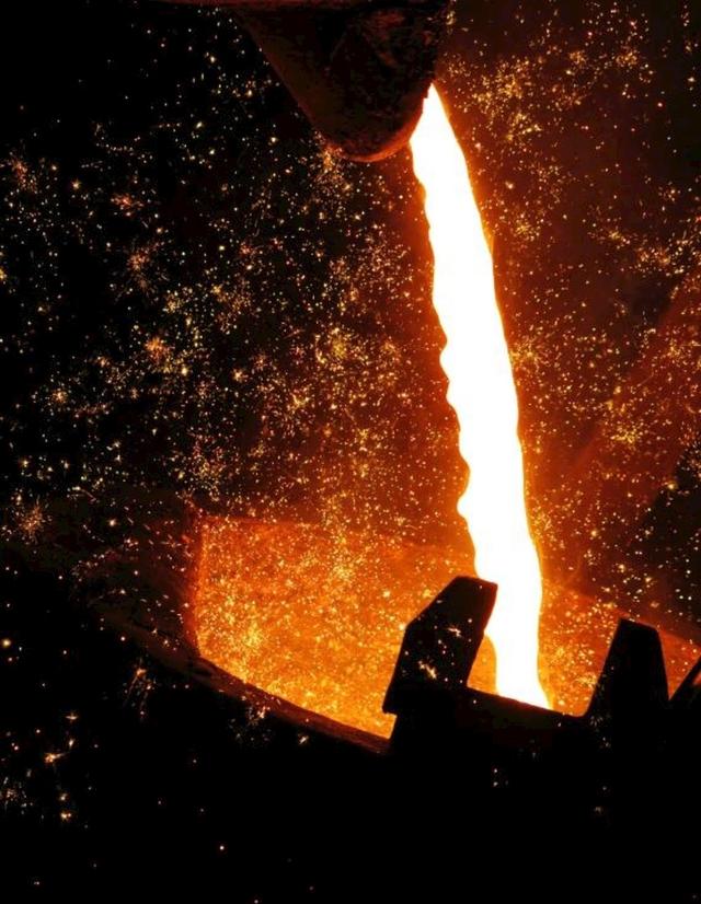 炼铁过程实质上是将铁从其自然形态——矿石等含铁化合物中还原出来的过程。炼铁方法主要有高炉法、直接还原法、熔融还原法等,其原理是矿石在特定的气氛中(还原物质CO、H2、C;适宜温度等)通过物化反应获取还原后的生铁。生铁除了少部分用于铸造外,绝大部分是作为炼钢原料。 高炉炼铁是现代炼铁的主要方法,钢铁生产中的重要环节。这种方法是由古代竖炉炼铁发展、改进而成的。尽管世界各国研究发展了很多新的炼铁法,但由于高炉炼铁技术经济指标良好,工艺简单,生产量大,劳动生产率高,能耗低,这种方法生产的铁仍占世界铁总产量的95%以上。 炼铁工艺是是将含铁原料(烧结矿、球团矿或铁矿)、燃料(焦炭、煤粉等)及其它辅助原料(石灰石、白云石、锰矿等)按一定比例自高炉炉顶装入高炉,并由热风炉在高炉下部沿炉周的风口向高炉内鼓入热风助焦炭燃烧(有的高炉也喷吹煤粉、重油、天然气等辅助燃料),在高温下焦炭中的碳同鼓入空气中的氧燃烧生成的一氧化碳和氢气。 原料、燃料随着炉内熔炼等过程的进行而下降,在炉料下降和上升的煤气相遇,先后发生传热、还原、熔化、脱炭作用而生成生铁,铁矿石原料中的杂质与加入炉内的熔剂相结合而成渣,炉底铁水间断地放出装入铁水罐,送往炼钢厂。同时产生高炉煤气,炉渣两种副产品,高炉渣铁主要矿石中不还原的杂质和石灰石等熔剂结合生成,自渣口排出后,经水淬处理后全部作为水泥生产原料;产生的煤气从炉顶导出,经除尘后,作为热风炉、加热炉、焦炉、锅炉等的燃料。 炼铁过程实质上是将铁从其自然形态——矿石等含铁化合物中还原出来的过程。炼铁方法主要有高炉法、直接还原法、熔融还原法等,其原理是矿石在特定的气氛中(还原物质CO、H2、C;适宜温度等)通过物化反应获取还原后的生铁。生铁除了少部分用于铸造外,绝大部分是作为炼钢原料。 高炉炼铁是现代炼铁的主要方法,钢铁生产中的重要环节。这种方法是由古代竖炉炼铁发展、改进而成的。尽管世界各国研究发展了很多新的炼铁法,但由于高炉炼铁技术经济指标良好,工艺简单,生产量大,劳动生产率高,能耗低,这种方法生产的铁仍占世界铁总产量的95%以上。 炼铁工艺是是将含铁原料(烧结矿、球团矿或铁矿)、燃料(焦炭、煤粉等)及其它辅助原料(石灰石、白云石、锰矿等)按一定比例自高炉炉顶装入高炉,并由热风炉在高炉下部沿炉周的风口向高炉内鼓入热风助焦炭燃烧(有的高炉也喷吹煤粉、重油、天然气等辅助燃料),在高温下焦炭中的碳同鼓入空气中的氧燃烧生成的一氧化碳和氢气。 原料、燃料随着炉内熔炼等过程的进行而下降,在炉料下降和上升的煤气相遇,先后发生传热、还原、熔化、脱炭作用而生成生铁,铁矿石原料中的杂质与加入炉内的熔剂相结合而成渣,炉底铁水间断地放出装入铁水罐,送往炼钢厂。同时产生高炉煤气,炉渣两种副产品,高炉渣铁主要矿石中不还原的杂质和石灰石等熔剂结合生成,自渣口排出后,经水淬处理后全部作为水泥生产原料;产生的煤气从炉顶导出,经除尘后,作为热风炉、加热炉、焦炉、锅炉等的燃料。