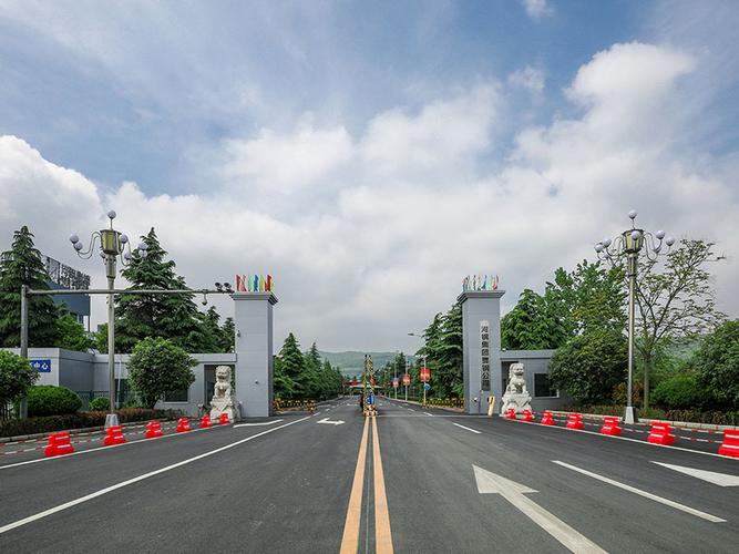 河钢集团舞阳钢铁公司是我国宽厚钢板生产科研基地。拥有4100mm+4100mm和4200mm+4300mm两条技术先进的双机架宽厚钢板生产线,配套有国内宽厚板行业优势明显的钢锭模铸线及钢板热处理设施,具有雄厚的研发制造实力。具有年产钢500万吨、宽厚钢板360万吨、销售收入200亿元的综合实力。 河钢集团舞阳钢铁公司是我国宽厚钢板生产科研基地。拥有4100mm+4100mm和4200mm+4300mm两条技术先进的双机架宽厚钢板生产线,配套有国内宽厚板行业优势明显的钢锭模铸线及钢板热处理设施,具有雄厚的研发制造实力。具有年产钢500万吨、宽厚钢板360万吨、销售收入200亿元的综合实力。