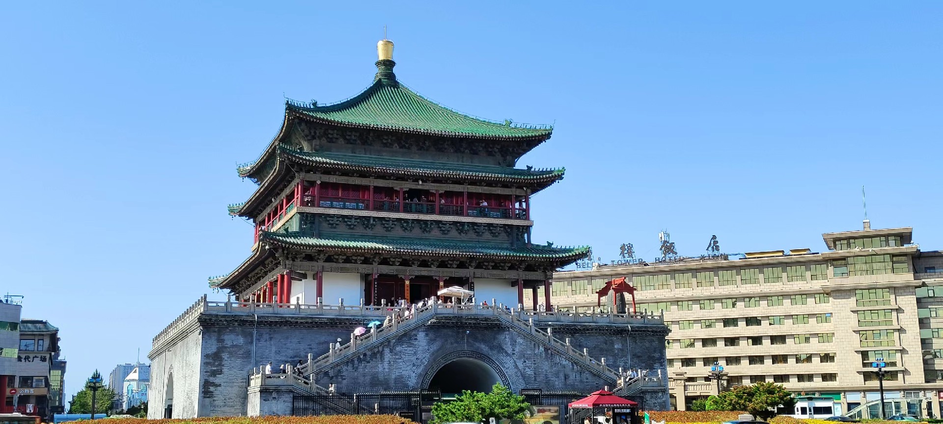 西安是国务院公布的首批国家历史文化名城,有西周、秦、西汉、唐等在内的13个朝代在此建都,是世界四大古都之一,中国古都学会认定的中国建都朝代最多、帝都历史最长的古都。曾经作为中国首都和政治、经济、文化中心长达1100多年。旅游景点有秦始皇兵马俑博物馆、大雁塔、陕西历史博物馆、华清池景区、碑林博物馆等 西安是国务院公布的首批国家历史文化名城,有西周、秦、西汉、唐等在内的13个朝代在此建都,是世界四大古都之一,中国古都学会认定的中国建都朝代最多、帝都历史最长的古都。曾经作为中国首都和政治、经济、文化中心长达1100多年。旅游景点有秦始皇兵马俑博物馆、大雁塔、陕西历史博物馆、华清池景区、碑林博物馆等