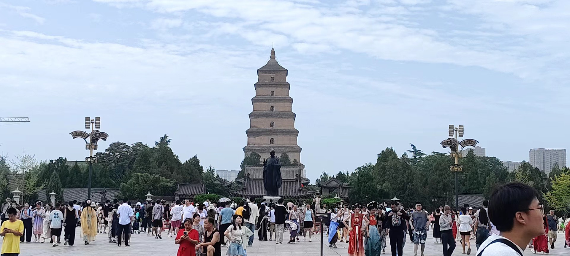 西安是国务院公布的首批国家历史文化名城,有西周、秦、西汉、唐等在内的13个朝代在此建都,是世界四大古都之一,中国古都学会认定的中国建都朝代最多、帝都历史最长的古都。曾经作为中国首都和政治、经济、文化中心长达1100多年。旅游景点有秦始皇兵马俑博物馆、大雁塔、陕西历史博物馆、华清池景区、碑林博物馆等 西安是国务院公布的首批国家历史文化名城,有西周、秦、西汉、唐等在内的13个朝代在此建都,是世界四大古都之一,中国古都学会认定的中国建都朝代最多、帝都历史最长的古都。曾经作为中国首都和政治、经济、文化中心长达1100多年。旅游景点有秦始皇兵马俑博物馆、大雁塔、陕西历史博物馆、华清池景区、碑林博物馆等