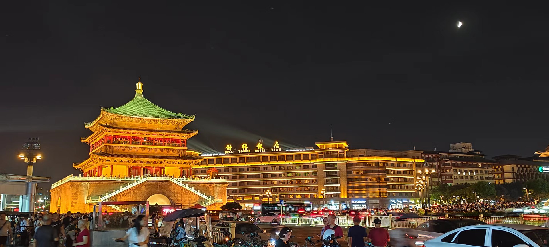 西安是国务院公布的首批国家历史文化名城,有西周、秦、西汉、唐等在内的13个朝代在此建都,是世界四大古都之一,中国古都学会认定的中国建都朝代最多、帝都历史最长的古都。曾经作为中国首都和政治、经济、文化中心长达1100多年。旅游景点有秦始皇兵马俑博物馆、大雁塔、陕西历史博物馆、华清池景区、碑林博物馆等 西安是国务院公布的首批国家历史文化名城,有西周、秦、西汉、唐等在内的13个朝代在此建都,是世界四大古都之一,中国古都学会认定的中国建都朝代最多、帝都历史最长的古都。曾经作为中国首都和政治、经济、文化中心长达1100多年。旅游景点有秦始皇兵马俑博物馆、大雁塔、陕西历史博物馆、华清池景区、碑林博物馆等