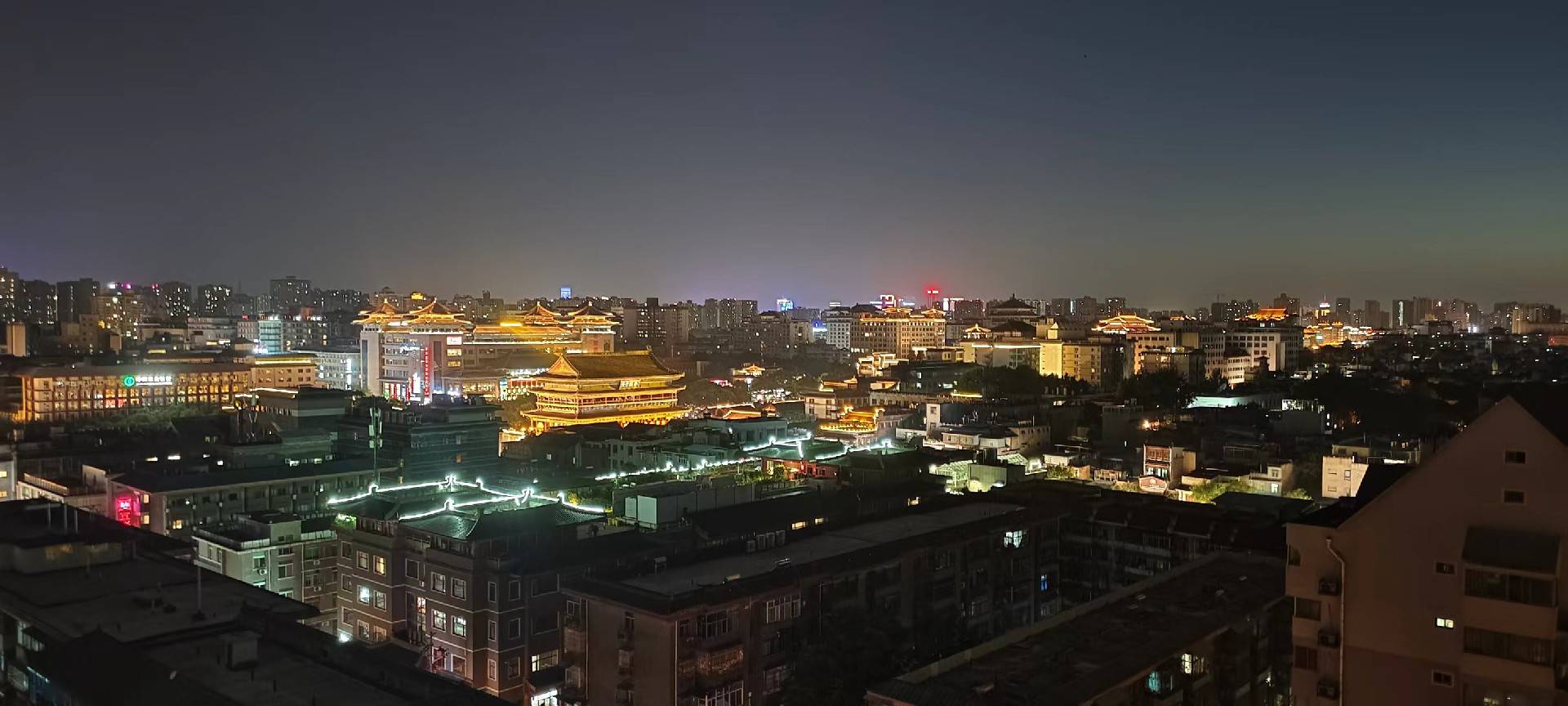 西安是国务院公布的首批国家历史文化名城,有西周、秦、西汉、唐等在内的13个朝代在此建都,是世界四大古都之一,中国古都学会认定的中国建都朝代最多、帝都历史最长的古都。曾经作为中国首都和政治、经济、文化中心长达1100多年。旅游景点有秦始皇兵马俑博物馆、大雁塔、陕西历史博物馆、华清池景区、碑林博物馆等 西安是国务院公布的首批国家历史文化名城,有西周、秦、西汉、唐等在内的13个朝代在此建都,是世界四大古都之一,中国古都学会认定的中国建都朝代最多、帝都历史最长的古都。曾经作为中国首都和政治、经济、文化中心长达1100多年。旅游景点有秦始皇兵马俑博物馆、大雁塔、陕西历史博物馆、华清池景区、碑林博物馆等