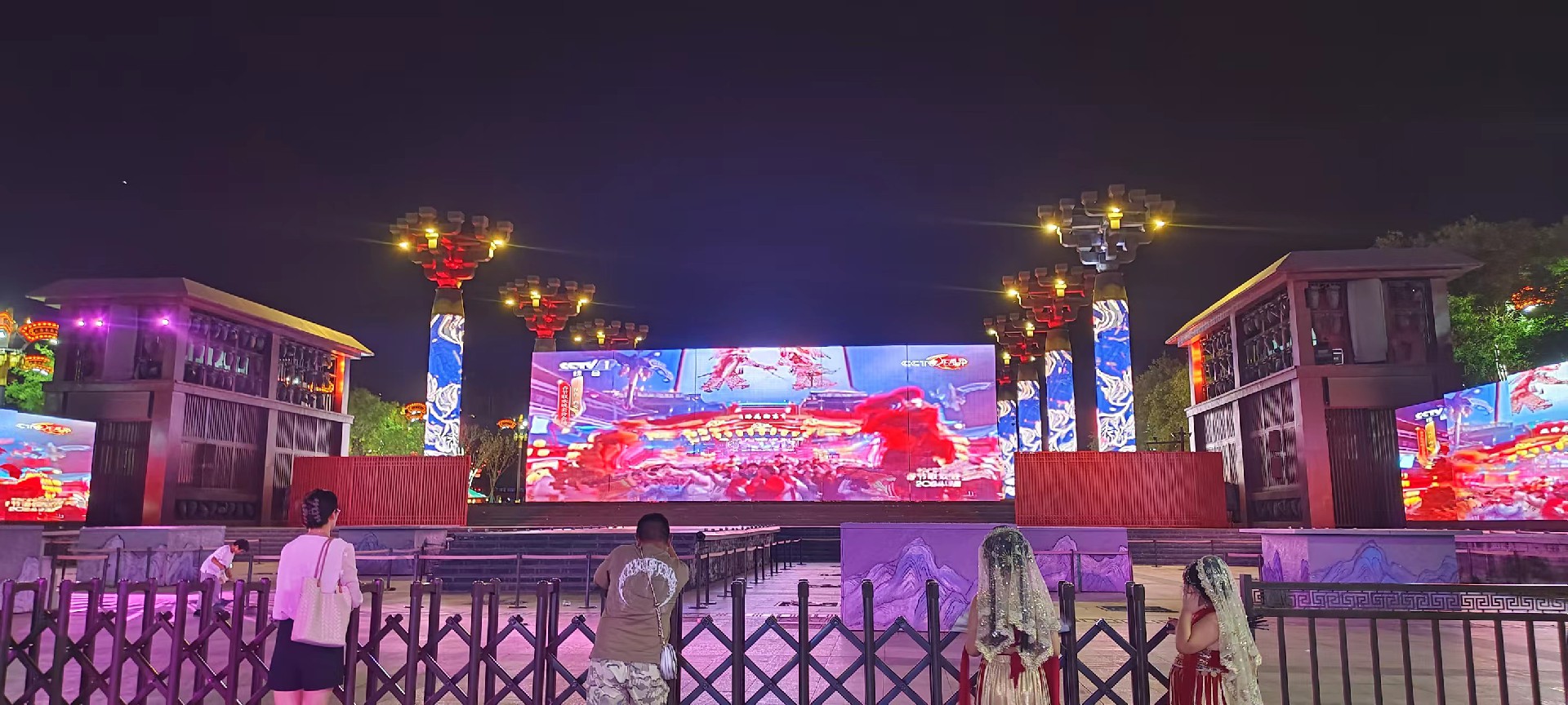 西安是国务院公布的首批国家历史文化名城,有西周、秦、西汉、唐等在内的13个朝代在此建都,是世界四大古都之一,中国古都学会认定的中国建都朝代最多、帝都历史最长的古都。曾经作为中国首都和政治、经济、文化中心长达1100多年。旅游景点有秦始皇兵马俑博物馆、大雁塔、陕西历史博物馆、华清池景区、碑林博物馆等 西安是国务院公布的首批国家历史文化名城,有西周、秦、西汉、唐等在内的13个朝代在此建都,是世界四大古都之一,中国古都学会认定的中国建都朝代最多、帝都历史最长的古都。曾经作为中国首都和政治、经济、文化中心长达1100多年。旅游景点有秦始皇兵马俑博物馆、大雁塔、陕西历史博物馆、华清池景区、碑林博物馆等