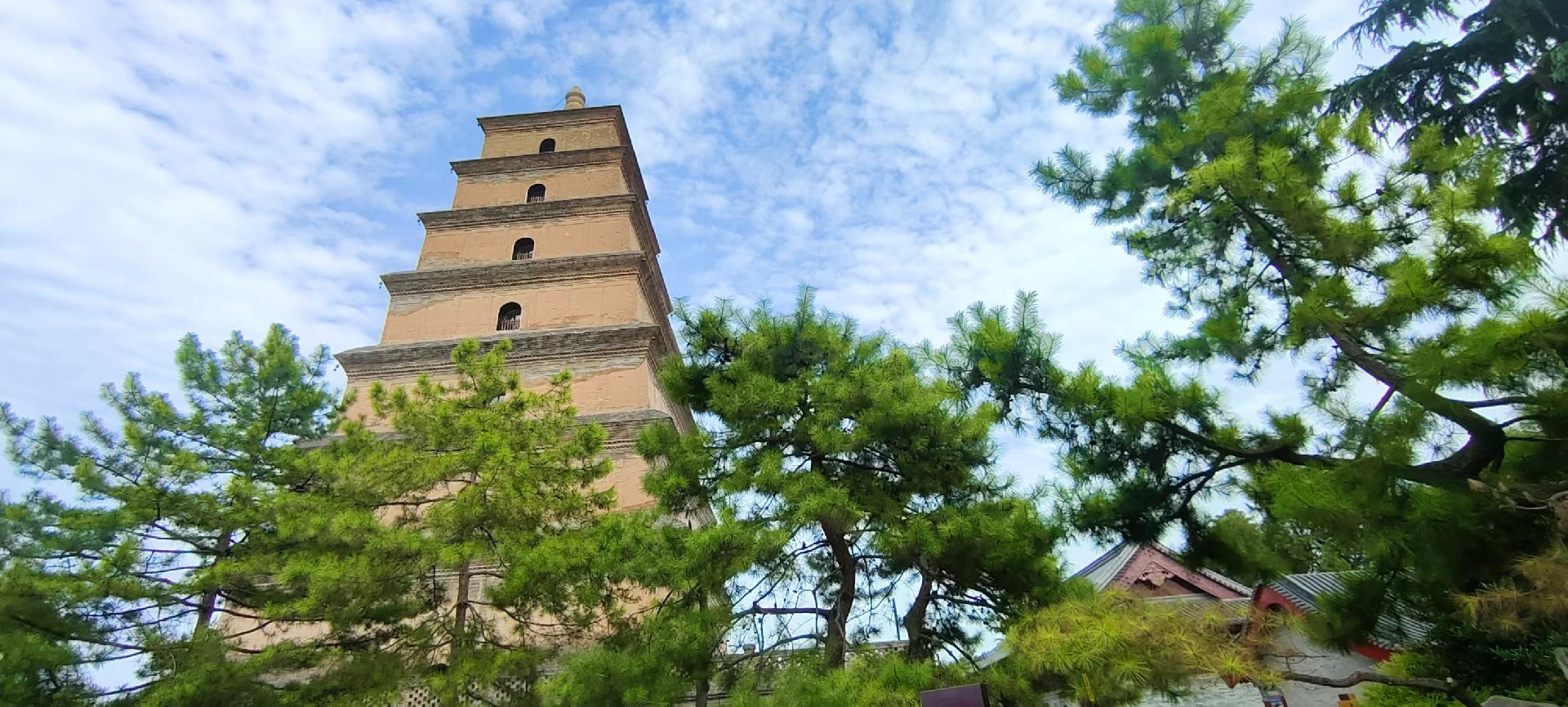 西安是国务院公布的首批国家历史文化名城,有西周、秦、西汉、唐等在内的13个朝代在此建都,是世界四大古都之一,中国古都学会认定的中国建都朝代最多、帝都历史最长的古都。曾经作为中国首都和政治、经济、文化中心长达1100多年。旅游景点有秦始皇兵马俑博物馆、大雁塔、陕西历史博物馆、华清池景区、碑林博物馆等 西安是国务院公布的首批国家历史文化名城,有西周、秦、西汉、唐等在内的13个朝代在此建都,是世界四大古都之一,中国古都学会认定的中国建都朝代最多、帝都历史最长的古都。曾经作为中国首都和政治、经济、文化中心长达1100多年。旅游景点有秦始皇兵马俑博物馆、大雁塔、陕西历史博物馆、华清池景区、碑林博物馆等