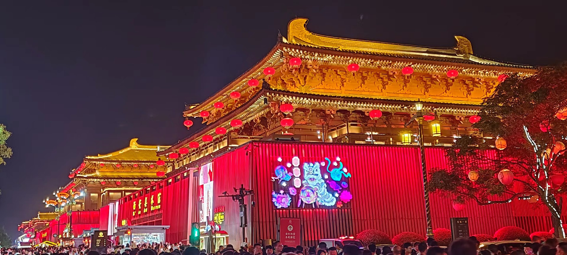 西安是国务院公布的首批国家历史文化名城,有西周、秦、西汉、唐等在内的13个朝代在此建都,是世界四大古都之一,中国古都学会认定的中国建都朝代最多、帝都历史最长的古都。曾经作为中国首都和政治、经济、文化中心长达1100多年。旅游景点有秦始皇兵马俑博物馆、大雁塔、陕西历史博物馆、华清池景区、碑林博物馆等 西安是国务院公布的首批国家历史文化名城,有西周、秦、西汉、唐等在内的13个朝代在此建都,是世界四大古都之一,中国古都学会认定的中国建都朝代最多、帝都历史最长的古都。曾经作为中国首都和政治、经济、文化中心长达1100多年。旅游景点有秦始皇兵马俑博物馆、大雁塔、陕西历史博物馆、华清池景区、碑林博物馆等