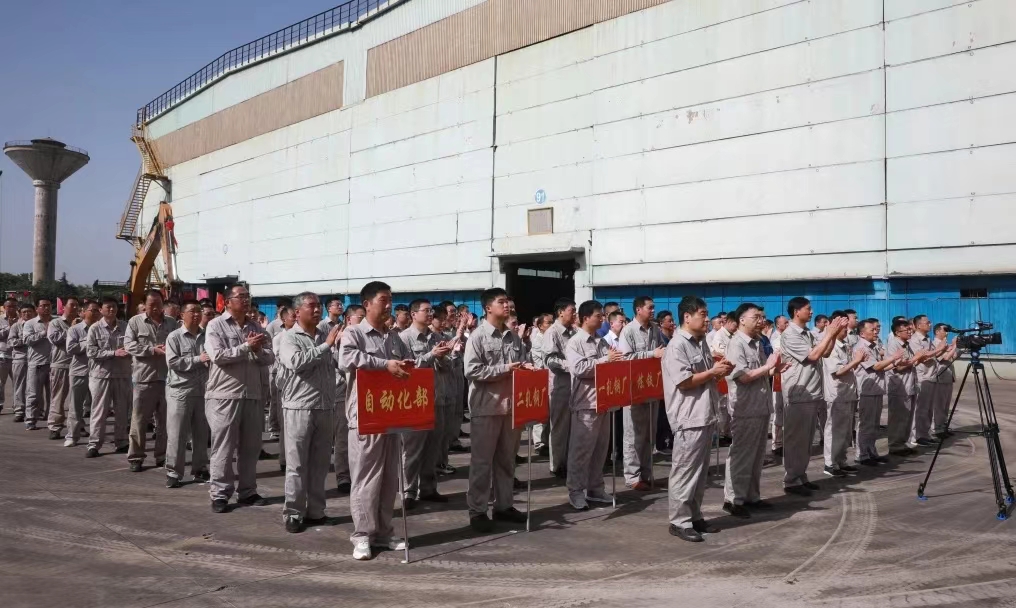 8月11日上午,舞钢公司460mm厚板连铸机项目开工仪式举行。舞钢公司党委书记、董事长吝章国,舞钢市委常委、宣传部部长、副市长郭爱珍,中冶京诚炼钢工程技术所总经理安邦,中冶集团首席专家陈卫强,武钢绿城副总经理冀广超,大河环科党委副书记、总经理刘永刚等出席开工仪式。据了解,460mm连铸机项目是舞钢公司推进结构优化、绿色低碳转型的重要战略部署。该项目建成后,可以充分发挥舞钢的装备优势和技术优势,不仅对舞钢开展前沿技术研究,引领宽厚板行业发展意义重大,而且将进一步提升地区金属材料产业链的整体实力。 8月11日上午,舞钢公司460mm厚板连铸机项目开工仪式举行。舞钢公司党委书记、董事长吝章国,舞钢市委常委、宣传部部长、副市长郭爱珍,中冶京诚炼钢工程技术所总经理安邦,中冶集团首席专家陈卫强,武钢绿城副总经理冀广超,大河环科党委副书记、总经理刘永刚等出席开工仪式。据了解,460mm连铸机项目是舞钢公司推进结构优化、绿色低碳转型的重要战略部署。该项目建成后,可以充分发挥舞钢的装备优势和技术优势,不仅对舞钢开展前沿技术研究,引领宽厚板行业发展意义重大,而且将进一步提升地区金属材料产业链的整体实力。