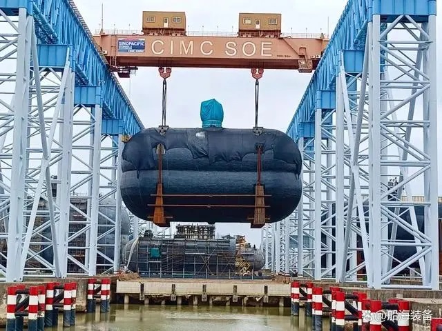 近日,南通中集太平洋海洋工程有限公司(以下简称“CIMC SOE”)为舟山长宏国际船舶修造有限公司(以下简称“长宏国际”)建造的7500立方全球首制堆叠式LNG双耳船用燃料罐一、二船套(T154/155)顺利装船发运。该燃料罐后续将安装在11500TEU集装箱船上。在该燃料罐制造过程中,河钢集团舞钢公司生产的1357吨高性能9Ni钢板独家用于该燃料罐制造。 近日,南通中集太平洋海洋工程有限公司(以下简称“CIMC SOE”)为舟山长宏国际船舶修造有限公司(以下简称“长宏国际”)建造的7500立方全球首制堆叠式LNG双耳船用燃料罐一、二船套(T154/155)顺利装船发运。该燃料罐后续将安装在11500TEU集装箱船上。在该燃料罐制造过程中,河钢集团舞钢公司生产的1357吨高性能9Ni钢板独家用于该燃料罐制造。