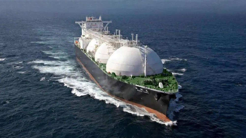 9月20日,在万里长江入海口北侧的江苏省启东市,由南通中集太平洋海洋工程有限公司采用河钢集团舞钢公司高锰钢制造的高锰钢船“GasChemPhoenix”用燃料罐交付使用。舞钢生产的高锰钢率先实现了实船应用,标志着新一代低成本、高性能超低温用国产高锰钢从材料的基础研究向工程应用迈出了坚实的一步,对高锰低温钢的推广和应用具有里程碑式的意义。 LNG(液化天然气)新型低温材料高锰钢,是一种锰含量在22%~25%、不含镍的一种纯奥氏体合金钢,具有良好低温韧性、高强度、高延展性能,相比目前传统LNG船罐材料所用的镍系低温钢,有更加明显的经济效益。因此高锰钢的应用对于LNG船舶制造企业降低生产成本、提升市场竞争力等方面有着重要的实际意义。 本报讯 9月20日,在万里长江入海口北侧的江苏省启东市,由南通中集太平洋海洋工程有限公司采用河钢集团舞钢公司高锰钢制造的国内首台套高锰钢船“GasChemPhoenix”用燃料罐交付使用。舞钢生产的高锰钢在国内率先实现了实船应用,标志着新一代低成本、高性能超低温用国产高锰钢从材料的基础研究向国内工程应用迈出了坚实的一步,对高锰低温钢的推广和应用具有里程碑式的意义。 LNG(液化天然气)新型低温材料高锰钢,是一种锰含量在22%~25%、不含镍的一种纯奥氏体合金钢,具有良好低温韧性、高强度、高延展性能,相比目前传统LNG船罐材料所用的镍系低温钢,有更加明显的经济效益。因此高锰钢的应用对于LNG船舶制造企业降低生产成本、提升市场竞争力等方面有着重要的实际意义。 1728719721157406.jpg 为助力国家清洁能源水上应用,落实河钢集团战略部署,舞钢作为中国特钢生产基地,于2019年在国内率先工业化生产出不同厚度规格(8毫米~63.5毫米)的高锰钢板。经中国船舶重工集团公司某研究所检验,该产品塑韧性优良,指标远超IMO(国际海事组织)和船规的最新要求,达到国际先进水平,打破了国外长期垄断船用LNG高锰钢的局面,率先填补了国内该种钢材生产技术空白。 2022年以来,为了加速高锰钢实船应用,由船级社、舞钢、南通中集太平洋海洋工程有限公司及研究院所等单位共同组建联合研发团队,突破了高锰钢的材料性能调控、焊材研发匹配、储罐成型制备等一系列技术瓶颈,并发布了产品标准和应用指南,实现了我国高锰钢从材料到应用全产业链条的原始创新。 为助力国家清洁能源水上应用,落实河钢集团战略部署,舞钢作为中国特钢生产基地,于2019年工业化生产出不同厚度规格(8毫米~63.5毫米)的高锰钢板。经中国船舶重工集团公司某研究所检验,该产品塑韧性优良,指标远超IMO(国际海事组织)和船规的更新要求,达到国际先进水平,打破了国外长期垄断船用LNG高锰钢的局面,率先填补了该种钢材生产技术空白。 2022年以来,为了加速高锰钢实船应用,由船级社、舞钢、南通中集太平洋海洋工程有限公司及研究院所等单位共同组建联合研发团队,突破了高锰钢的材料性能调控、焊材研发匹配、储罐成型制备等一系列技术瓶颈,并发布了产品标准和应用指南,实现了我国高锰钢从材料到应用全产业链条的原始创新。 9月20日,在万里长江入海口北侧的江苏省启东市,由南通中集太平洋海洋工程有限公司采用河钢集团舞钢公司高锰钢制造的高锰钢船“GasChemPhoenix”用燃料罐交付使用。舞钢生产的高锰钢率先实现了实船应用,标志着新一代低成本、高性能超低温用国产高锰钢从材料的基础研究向工程应用迈出了坚实的一步,对高锰低温钢的推广和应用具有里程碑式的意义。 LNG(液化天然气)新型低温材料高锰钢,是一种锰含量在22%~25%、不含镍的一种纯奥氏体合金钢,具有良好低温韧性、高强度、高延展性能,相比目前传统LNG船罐材料所用的镍系低温钢,有更加明显的经济效益。因此高锰钢的应用对于LNG船舶制造企业降低生产成本、提升市场竞争力等方面有着重要的实际意义。 本报讯 9月20日,在万里长江入海口北侧的江苏省启东市,由南通中集太平洋海洋工程有限公司采用河钢集团舞钢公司高锰钢制造的国内首台套高锰钢船“GasChemPhoenix”用燃料罐交付使用。舞钢生产的高锰钢在国内率先实现了实船应用,标志着新一代低成本、高性能超低温用国产高锰钢从材料的基础研究向国内工程应用迈出了坚实的一步,对高锰低温钢的推广和应用具有里程碑式的意义。 LNG(液化天然气)新型低温材料高锰钢,是一种锰含量在22%~25%、不含镍的一种纯奥氏体合金钢,具有良好低温韧性、高强度、高延展性能,相比目前传统LNG船罐材料所用的镍系低温钢,有更加明显的经济效益。因此高锰钢的应用对于LNG船舶制造企业降低生产成本、提升市场竞争力等方面有着重要的实际意义。 1728719721157406.jpg 为助力国家清洁能源水上应用,落实河钢集团战略部署,舞钢作为中国特钢生产基地,于2019年在国内率先工业化生产出不同厚度规格(8毫米~63.5毫米)的高锰钢板。经中国船舶重工集团公司某研究所检验,该产品塑韧性优良,指标远超IMO(国际海事组织)和船规的最新要求,达到国际先进水平,打破了国外长期垄断船用LNG高锰钢的局面,率先填补了国内该种钢材生产技术空白。 2022年以来,为了加速高锰钢实船应用,由船级社、舞钢、南通中集太平洋海洋工程有限公司及研究院所等单位共同组建联合研发团队,突破了高锰钢的材料性能调控、焊材研发匹配、储罐成型制备等一系列技术瓶颈,并发布了产品标准和应用指南,实现了我国高锰钢从材料到应用全产业链条的原始创新。 为助力国家清洁能源水上应用,落实河钢集团战略部署,舞钢作为中国特钢生产基地,于2019年工业化生产出不同厚度规格(8毫米~63.5毫米)的高锰钢板。经中国船舶重工集团公司某研究所检验,该产品塑韧性优良,指标远超IMO(国际海事组织)和船规的更新要求,达到国际先进水平,打破了国外长期垄断船用LNG高锰钢的局面,率先填补了该种钢材生产技术空白。 2022年以来,为了加速高锰钢实船应用,由船级社、舞钢、南通中集太平洋海洋工程有限公司及研究院所等单位共同组建联合研发团队,突破了高锰钢的材料性能调控、焊材研发匹配、储罐成型制备等一系列技术瓶颈,并发布了产品标准和应用指南,实现了我国高锰钢从材料到应用全产业链条的原始创新。