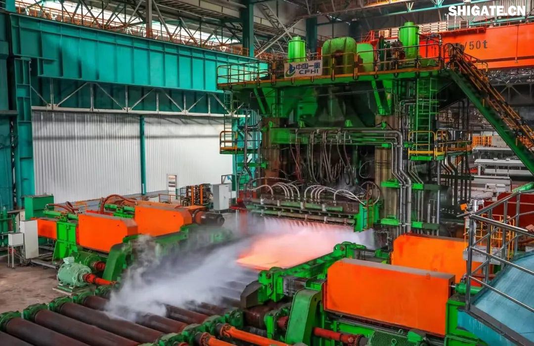 近日,河钢集团舞钢公司研发生产的大厚度、高技术难度碳锰钒SA737系列容器钢板顺利交付某重点客户,钢板的各项性能指标均达到国内领先水平,成功实现“国内首发”。该产品在舞钢公司批量生产成功,对于巩固并扩大舞钢公司品种领先优势,引领宽厚板行业高质量发展具有十分重要的意义。 近日,河钢集团舞钢公司研发生产的大厚度、高技术难度碳锰钒SA737系列容器钢板顺利交付某重点客户,钢板的各项性能指标均达到国内领先水平,成功实现“国内首发”。该产品在舞钢公司批量生产成功,对于巩固并扩大舞钢公司品种领先优势,引领宽厚板行业高质量发展具有十分重要的意义。