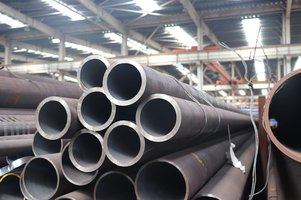 无缝管是一种具有中空截面、周边没有接缝的长条钢材。钢管具有中空截面,大量用作输送流体的管道,如输送石油、天然气、煤气、水及某些固体物料的管道等。钢管与圆钢等实心钢材相比,在抗弯抗扭强度相同时,重量较轻,是一种经济截面钢材,广泛用于制造结构件和机械零件,如石油钻杆、汽车传动轴、自行车架以及建筑施工中用的钢脚手架等。用钢管制造环形零件,可提高材料利用率,简化制造工序,节约材料和加工工时,如滚动轴承套圈、千斤顶套等,目前已广泛用钢管来制造。钢管还是各种常规武器不可缺少的材料,枪管、炮筒等都要钢管来制造。钢管按横截面积形状的不同可分为圆管和异型管。由于在周长相等的条件下,圆面积大,用圆形管可以输送更多的流体。此外,圆环截面在承受内部或外部径向压力时,受力较均匀,因此,绝大多数钢管是圆管。 无缝管是一种具有中空截面、周边没有接缝的长条钢材。钢管具有中空截面,大量用作输送流体的管道,如输送石油、天然气、煤气、水及某些固体物料的管道等。钢管与圆钢等实心钢材相比,在抗弯抗扭强度相同时,重量较轻,是一种经济截面钢材,广泛用于制造结构件和机械零件,如石油钻杆、汽车传动轴、自行车架以及建筑施工中用的钢脚手架等。用钢管制造环形零件,可提高材料利用率,简化制造工序,节约材料和加工工时,如滚动轴承套圈、千斤顶套等,目前已广泛用钢管来制造。钢管还是各种常规武器不可缺少的材料,枪管、炮筒等都要钢管来制造。钢管按横截面积形状的不同可分为圆管和异型管。由于在周长相等的条件下,圆面积大,用圆形管可以输送更多的流体。此外,圆环截面在承受内部或外部径向压力时,受力较均匀,因此,绝大多数钢管是圆管。