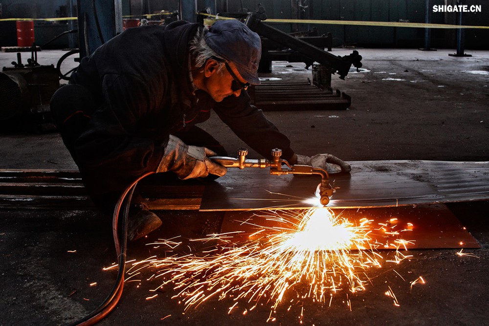 在工业生产中,钢板切割是一项至关重要的工艺,广泛应用于机械制造、建筑、桥梁建设等多个领域。为了满足不同项目的需求,钢板切割采用了多种加工方式。本文将详细介绍钢板切割中常见的几种加工方式,包括火焰切割、激光切割、等离子切割、水刀切割以及机械切割等。 一、火焰切割 火焰切割是利用氧气和乙炔的燃烧产生的高温火焰来切割钢板的一种加工方式。在切割过程中,火焰将钢板局部加热至熔化状态,同时氧气流将熔化的金属吹走,形成切口。火焰切割设备相对简单,成本低廉,适用于切割厚度较大的钢板。然而,由于切割过程中产生的热影响区较大,易导致钢板变形和材质变化,因此精度和表面质量相对较低。 二、激光切割 激光切割是利用高功率密度的激光束照射钢板表面,使钢板迅速熔化、汽化或达到点燃点,同时以高速气流将熔化或燃烧的金属吹走,形成切口。激光切割具有切割速度快、精度高、热影响区小等优点,特别适用于切割薄板和中厚板。此外,激光切割还能实现自动化和智能化生产,提高生产效率。 三、等离子切割 等离子切割是利用高温、高速度的等离子气体流对钢板进行切割的一种加工方式。在切割过程中,等离子气体流将钢板局部熔化,并通过气流将熔化的金属吹走。等离子切割适用于切割中厚板和厚板,具有切割速度快、热影响区小、切口平整等优点。然而,等离子切割设备的成本较高,维护也相对复杂。 四、水刀切割 水刀切割是利用高压水流对钢板进行切割的一种加工方式。在切割过程中,高压水流将钢板局部冲蚀,形成切口。水刀切割具有切割精度高、表面质量好、无热影响区等优点,特别适用于切割薄板和对表面质量要求较高的项目。此外,水刀切割还能实现绿色生产,减少环境污染。 五、机械切割 机械切割是利用切割机械对钢板进行切割的一种加工方式,如锯床切割、铣床切割等。机械切割适用于切割各种厚度和材质的钢板,具有切割精度高、切口平整、适应性强等优点。然而,机械切割的速度相对较慢,生产效率较低,且对于较厚的钢板,切割难度较大。 在选择钢板切割加工方式时,需要根据项目的具体需求、钢板的厚度和材质、生产效率和成本等因素进行综合考虑。对于要求高精度、高表面质量的切割项目,激光切割和水刀切割是较为理想的选择;对于切割厚度较大、对表面质量要求不高的项目,火焰切割和等离子切割则更具优势;而对于需要灵活应对各种切割需求的场景,机械切割则是一种可靠的选择。 总之,随着科技的不断进步和工业生产的不断发展,钢板切割加工方式也在不断创新和完善。了解各种加工方式的优缺点,并根据实际需求选择合适的加工方式,对于提高钢板切割的质量和效率具有重要意义。 在工业生产中,钢板切割是一项至关重要的工艺,广泛应用于机械制造、建筑、桥梁建设等多个领域。为了满足不同项目的需求,钢板切割采用了多种加工方式。本文将详细介绍钢板切割中常见的几种加工方式,包括火焰切割、激光切割、等离子切割、水刀切割以及机械切割等。 一、火焰切割 火焰切割是利用氧气和乙炔的燃烧产生的高温火焰来切割钢板的一种加工方式。在切割过程中,火焰将钢板局部加热至熔化状态,同时氧气流将熔化的金属吹走,形成切口。火焰切割设备相对简单,成本低廉,适用于切割厚度较大的钢板。然而,由于切割过程中产生的热影响区较大,易导致钢板变形和材质变化,因此精度和表面质量相对较低。 二、激光切割 激光切割是利用高功率密度的激光束照射钢板表面,使钢板迅速熔化、汽化或达到点燃点,同时以高速气流将熔化或燃烧的金属吹走,形成切口。激光切割具有切割速度快、精度高、热影响区小等优点,特别适用于切割薄板和中厚板。此外,激光切割还能实现自动化和智能化生产,提高生产效率。 三、等离子切割 等离子切割是利用高温、高速度的等离子气体流对钢板进行切割的一种加工方式。在切割过程中,等离子气体流将钢板局部熔化,并通过气流将熔化的金属吹走。等离子切割适用于切割中厚板和厚板,具有切割速度快、热影响区小、切口平整等优点。然而,等离子切割设备的成本较高,维护也相对复杂。 四、水刀切割 水刀切割是利用高压水流对钢板进行切割的一种加工方式。在切割过程中,高压水流将钢板局部冲蚀,形成切口。水刀切割具有切割精度高、表面质量好、无热影响区等优点,特别适用于切割薄板和对表面质量要求较高的项目。此外,水刀切割还能实现绿色生产,减少环境污染。 五、机械切割 机械切割是利用切割机械对钢板进行切割的一种加工方式,如锯床切割、铣床切割等。机械切割适用于切割各种厚度和材质的钢板,具有切割精度高、切口平整、适应性强等优点。然而,机械切割的速度相对较慢,生产效率较低,且对于较厚的钢板,切割难度较大。 在选择钢板切割加工方式时,需要根据项目的具体需求、钢板的厚度和材质、生产效率和成本等因素进行综合考虑。对于要求高精度、高表面质量的切割项目,激光切割和水刀切割是较为理想的选择;对于切割厚度较大、对表面质量要求不高的项目,火焰切割和等离子切割则更具优势;而对于需要灵活应对各种切割需求的场景,机械切割则是一种可靠的选择。 总之,随着科技的不断进步和工业生产的不断发展,钢板切割加工方式也在不断创新和完善。了解各种加工方式的优缺点,并根据实际需求选择合适的加工方式,对于提高钢板切割的质量和效率具有重要意义。