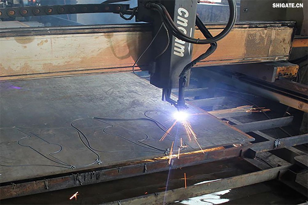 在工业生产中,钢板切割是一项至关重要的工艺,广泛应用于机械制造、建筑、桥梁建设等多个领域。为了满足不同项目的需求,钢板切割采用了多种加工方式。本文将详细介绍钢板切割中常见的几种加工方式,包括火焰切割、激光切割、等离子切割、水刀切割以及机械切割等。 一、火焰切割 火焰切割是利用氧气和乙炔的燃烧产生的高温火焰来切割钢板的一种加工方式。在切割过程中,火焰将钢板局部加热至熔化状态,同时氧气流将熔化的金属吹走,形成切口。火焰切割设备相对简单,成本低廉,适用于切割厚度较大的钢板。然而,由于切割过程中产生的热影响区较大,易导致钢板变形和材质变化,因此精度和表面质量相对较低。 二、激光切割 激光切割是利用高功率密度的激光束照射钢板表面,使钢板迅速熔化、汽化或达到点燃点,同时以高速气流将熔化或燃烧的金属吹走,形成切口。激光切割具有切割速度快、精度高、热影响区小等优点,特别适用于切割薄板和中厚板。此外,激光切割还能实现自动化和智能化生产,提高生产效率。 三、等离子切割 等离子切割是利用高温、高速度的等离子气体流对钢板进行切割的一种加工方式。在切割过程中,等离子气体流将钢板局部熔化,并通过气流将熔化的金属吹走。等离子切割适用于切割中厚板和厚板,具有切割速度快、热影响区小、切口平整等优点。然而,等离子切割设备的成本较高,维护也相对复杂。 四、水刀切割 水刀切割是利用高压水流对钢板进行切割的一种加工方式。在切割过程中,高压水流将钢板局部冲蚀,形成切口。水刀切割具有切割精度高、表面质量好、无热影响区等优点,特别适用于切割薄板和对表面质量要求较高的项目。此外,水刀切割还能实现绿色生产,减少环境污染。 五、机械切割 机械切割是利用切割机械对钢板进行切割的一种加工方式,如锯床切割、铣床切割等。机械切割适用于切割各种厚度和材质的钢板,具有切割精度高、切口平整、适应性强等优点。然而,机械切割的速度相对较慢,生产效率较低,且对于较厚的钢板,切割难度较大。 在选择钢板切割加工方式时,需要根据项目的具体需求、钢板的厚度和材质、生产效率和成本等因素进行综合考虑。对于要求高精度、高表面质量的切割项目,激光切割和水刀切割是较为理想的选择;对于切割厚度较大、对表面质量要求不高的项目,火焰切割和等离子切割则更具优势;而对于需要灵活应对各种切割需求的场景,机械切割则是一种可靠的选择。 总之,随着科技的不断进步和工业生产的不断发展,钢板切割加工方式也在不断创新和完善。了解各种加工方式的优缺点,并根据实际需求选择合适的加工方式,对于提高钢板切割的质量和效率具有重要意义。 在工业生产中,钢板切割是一项至关重要的工艺,广泛应用于机械制造、建筑、桥梁建设等多个领域。为了满足不同项目的需求,钢板切割采用了多种加工方式。本文将详细介绍钢板切割中常见的几种加工方式,包括火焰切割、激光切割、等离子切割、水刀切割以及机械切割等。 一、火焰切割 火焰切割是利用氧气和乙炔的燃烧产生的高温火焰来切割钢板的一种加工方式。在切割过程中,火焰将钢板局部加热至熔化状态,同时氧气流将熔化的金属吹走,形成切口。火焰切割设备相对简单,成本低廉,适用于切割厚度较大的钢板。然而,由于切割过程中产生的热影响区较大,易导致钢板变形和材质变化,因此精度和表面质量相对较低。 二、激光切割 激光切割是利用高功率密度的激光束照射钢板表面,使钢板迅速熔化、汽化或达到点燃点,同时以高速气流将熔化或燃烧的金属吹走,形成切口。激光切割具有切割速度快、精度高、热影响区小等优点,特别适用于切割薄板和中厚板。此外,激光切割还能实现自动化和智能化生产,提高生产效率。 三、等离子切割 等离子切割是利用高温、高速度的等离子气体流对钢板进行切割的一种加工方式。在切割过程中,等离子气体流将钢板局部熔化,并通过气流将熔化的金属吹走。等离子切割适用于切割中厚板和厚板,具有切割速度快、热影响区小、切口平整等优点。然而,等离子切割设备的成本较高,维护也相对复杂。 四、水刀切割 水刀切割是利用高压水流对钢板进行切割的一种加工方式。在切割过程中,高压水流将钢板局部冲蚀,形成切口。水刀切割具有切割精度高、表面质量好、无热影响区等优点,特别适用于切割薄板和对表面质量要求较高的项目。此外,水刀切割还能实现绿色生产,减少环境污染。 五、机械切割 机械切割是利用切割机械对钢板进行切割的一种加工方式,如锯床切割、铣床切割等。机械切割适用于切割各种厚度和材质的钢板,具有切割精度高、切口平整、适应性强等优点。然而,机械切割的速度相对较慢,生产效率较低,且对于较厚的钢板,切割难度较大。 在选择钢板切割加工方式时,需要根据项目的具体需求、钢板的厚度和材质、生产效率和成本等因素进行综合考虑。对于要求高精度、高表面质量的切割项目,激光切割和水刀切割是较为理想的选择;对于切割厚度较大、对表面质量要求不高的项目,火焰切割和等离子切割则更具优势;而对于需要灵活应对各种切割需求的场景,机械切割则是一种可靠的选择。 总之,随着科技的不断进步和工业生产的不断发展,钢板切割加工方式也在不断创新和完善。了解各种加工方式的优缺点,并根据实际需求选择合适的加工方式,对于提高钢板切割的质量和效率具有重要意义。