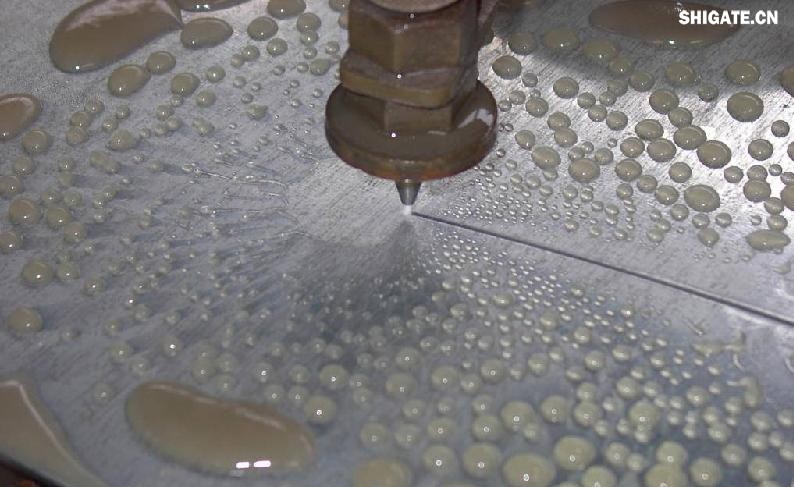 在工业生产中,钢板切割是一项至关重要的工艺,广泛应用于机械制造、建筑、桥梁建设等多个领域。为了满足不同项目的需求,钢板切割采用了多种加工方式。本文将详细介绍钢板切割中常见的几种加工方式,包括火焰切割、激光切割、等离子切割、水刀切割以及机械切割等。 一、火焰切割 火焰切割是利用氧气和乙炔的燃烧产生的高温火焰来切割钢板的一种加工方式。在切割过程中,火焰将钢板局部加热至熔化状态,同时氧气流将熔化的金属吹走,形成切口。火焰切割设备相对简单,成本低廉,适用于切割厚度较大的钢板。然而,由于切割过程中产生的热影响区较大,易导致钢板变形和材质变化,因此精度和表面质量相对较低。 二、激光切割 激光切割是利用高功率密度的激光束照射钢板表面,使钢板迅速熔化、汽化或达到点燃点,同时以高速气流将熔化或燃烧的金属吹走,形成切口。激光切割具有切割速度快、精度高、热影响区小等优点,特别适用于切割薄板和中厚板。此外,激光切割还能实现自动化和智能化生产,提高生产效率。 三、等离子切割 等离子切割是利用高温、高速度的等离子气体流对钢板进行切割的一种加工方式。在切割过程中,等离子气体流将钢板局部熔化,并通过气流将熔化的金属吹走。等离子切割适用于切割中厚板和厚板,具有切割速度快、热影响区小、切口平整等优点。然而,等离子切割设备的成本较高,维护也相对复杂。 四、水刀切割 水刀切割是利用高压水流对钢板进行切割的一种加工方式。在切割过程中,高压水流将钢板局部冲蚀,形成切口。水刀切割具有切割精度高、表面质量好、无热影响区等优点,特别适用于切割薄板和对表面质量要求较高的项目。此外,水刀切割还能实现绿色生产,减少环境污染。 五、机械切割 机械切割是利用切割机械对钢板进行切割的一种加工方式,如锯床切割、铣床切割等。机械切割适用于切割各种厚度和材质的钢板,具有切割精度高、切口平整、适应性强等优点。然而,机械切割的速度相对较慢,生产效率较低,且对于较厚的钢板,切割难度较大。 在选择钢板切割加工方式时,需要根据项目的具体需求、钢板的厚度和材质、生产效率和成本等因素进行综合考虑。对于要求高精度、高表面质量的切割项目,激光切割和水刀切割是较为理想的选择;对于切割厚度较大、对表面质量要求不高的项目,火焰切割和等离子切割则更具优势;而对于需要灵活应对各种切割需求的场景,机械切割则是一种可靠的选择。 总之,随着科技的不断进步和工业生产的不断发展,钢板切割加工方式也在不断创新和完善。了解各种加工方式的优缺点,并根据实际需求选择合适的加工方式,对于提高钢板切割的质量和效率具有重要意义。 在工业生产中,钢板切割是一项至关重要的工艺,广泛应用于机械制造、建筑、桥梁建设等多个领域。为了满足不同项目的需求,钢板切割采用了多种加工方式。本文将详细介绍钢板切割中常见的几种加工方式,包括火焰切割、激光切割、等离子切割、水刀切割以及机械切割等。 一、火焰切割 火焰切割是利用氧气和乙炔的燃烧产生的高温火焰来切割钢板的一种加工方式。在切割过程中,火焰将钢板局部加热至熔化状态,同时氧气流将熔化的金属吹走,形成切口。火焰切割设备相对简单,成本低廉,适用于切割厚度较大的钢板。然而,由于切割过程中产生的热影响区较大,易导致钢板变形和材质变化,因此精度和表面质量相对较低。 二、激光切割 激光切割是利用高功率密度的激光束照射钢板表面,使钢板迅速熔化、汽化或达到点燃点,同时以高速气流将熔化或燃烧的金属吹走,形成切口。激光切割具有切割速度快、精度高、热影响区小等优点,特别适用于切割薄板和中厚板。此外,激光切割还能实现自动化和智能化生产,提高生产效率。 三、等离子切割 等离子切割是利用高温、高速度的等离子气体流对钢板进行切割的一种加工方式。在切割过程中,等离子气体流将钢板局部熔化,并通过气流将熔化的金属吹走。等离子切割适用于切割中厚板和厚板,具有切割速度快、热影响区小、切口平整等优点。然而,等离子切割设备的成本较高,维护也相对复杂。 四、水刀切割 水刀切割是利用高压水流对钢板进行切割的一种加工方式。在切割过程中,高压水流将钢板局部冲蚀,形成切口。水刀切割具有切割精度高、表面质量好、无热影响区等优点,特别适用于切割薄板和对表面质量要求较高的项目。此外,水刀切割还能实现绿色生产,减少环境污染。 五、机械切割 机械切割是利用切割机械对钢板进行切割的一种加工方式,如锯床切割、铣床切割等。机械切割适用于切割各种厚度和材质的钢板,具有切割精度高、切口平整、适应性强等优点。然而,机械切割的速度相对较慢,生产效率较低,且对于较厚的钢板,切割难度较大。 在选择钢板切割加工方式时,需要根据项目的具体需求、钢板的厚度和材质、生产效率和成本等因素进行综合考虑。对于要求高精度、高表面质量的切割项目,激光切割和水刀切割是较为理想的选择;对于切割厚度较大、对表面质量要求不高的项目,火焰切割和等离子切割则更具优势;而对于需要灵活应对各种切割需求的场景,机械切割则是一种可靠的选择。 总之,随着科技的不断进步和工业生产的不断发展,钢板切割加工方式也在不断创新和完善。了解各种加工方式的优缺点,并根据实际需求选择合适的加工方式,对于提高钢板切割的质量和效率具有重要意义。