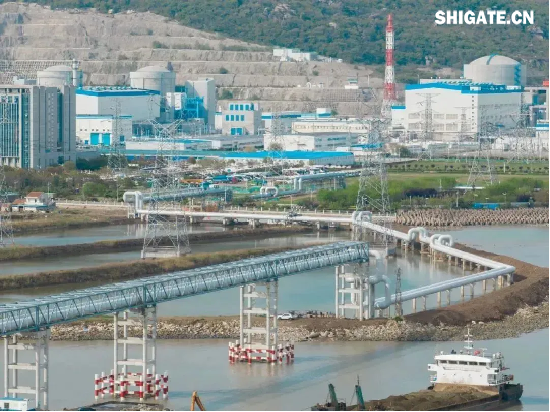 1月1日,国务院国资委新闻中心发布2024年度央企十大“超级工程”和央企十大“国之重器”,河钢集团舞钢公司参与研制的我国首个工业用途核能供汽项目“和气一号”和中俄东线天然气管道工程、中国南极秦岭站,我国自主设计建造的首艘大洋钻探船“梦想”号、亚洲首艘圆筒型海上油气加工厂“海葵一号”、我国自主研制的更大直径盾构机“江海号”分别入选。 2024年以来,舞钢公司深入落实“1127”工作规划,坚持“以客户需求为导向”,大力推进技术营销,奋力拓展市场;强化科技创新驱动,以填补国内市场空白为目标,研发更多具有舞钢特色的新产品,助力国家“超级工程”建设和“大国重器”制造。 1月1日,国务院国资委新闻中心发布2024年度央企十大“超级工程”和央企十大“国之重器”,河钢集团舞钢公司参与研制的我国首个工业用途核能供汽项目“和气一号”和中俄东线天然气管道工程、中国南极秦岭站,我国自主设计建造的首艘大洋钻探船“梦想”号、亚洲首艘圆筒型海上油气加工厂“海葵一号”、我国自主研制的更大直径盾构机“江海号”分别入选。 2024年以来,舞钢公司深入落实“1127”工作规划,坚持“以客户需求为导向”,大力推进技术营销,奋力拓展市场;强化科技创新驱动,以填补国内市场空白为目标,研发更多具有舞钢特色的新产品,助力国家“超级工程”建设和“大国重器”制造。