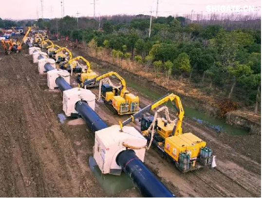 1月1日,国务院国资委新闻中心发布2024年度央企十大“超级工程”和央企十大“国之重器”,河钢集团舞钢公司参与研制的我国首个工业用途核能供汽项目“和气一号”和中俄东线天然气管道工程、中国南极秦岭站,我国自主设计建造的首艘大洋钻探船“梦想”号、亚洲首艘圆筒型海上油气加工厂“海葵一号”、我国自主研制的更大直径盾构机“江海号”分别入选。 2024年以来,舞钢公司深入落实“1127”工作规划,坚持“以客户需求为导向”,大力推进技术营销,奋力拓展市场;强化科技创新驱动,以填补国内市场空白为目标,研发更多具有舞钢特色的新产品,助力国家“超级工程”建设和“大国重器”制造。 1月1日,国务院国资委新闻中心发布2024年度央企十大“超级工程”和央企十大“国之重器”,河钢集团舞钢公司参与研制的我国首个工业用途核能供汽项目“和气一号”和中俄东线天然气管道工程、中国南极秦岭站,我国自主设计建造的首艘大洋钻探船“梦想”号、亚洲首艘圆筒型海上油气加工厂“海葵一号”、我国自主研制的更大直径盾构机“江海号”分别入选。 2024年以来,舞钢公司深入落实“1127”工作规划,坚持“以客户需求为导向”,大力推进技术营销,奋力拓展市场;强化科技创新驱动,以填补国内市场空白为目标,研发更多具有舞钢特色的新产品,助力国家“超级工程”建设和“大国重器”制造。