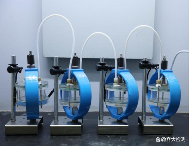 10月20日,工业和信息化部发布了2022年第23号公告,由舞钢主导制定的我国首个《抗湿硫化氢腐蚀钢板》行业标准成功发布。 该标准由舞钢公司主导,冶金工业信息标准研究院参与共同完成。项目组从标准建议书提交、申报、答辩,到标准的编制、起草、征求意见、审查审定,以及公示、公布等环节严格把关,历时近3年努力完成。 该项标准填补了我国抗湿硫化氢腐蚀钢板标准空白,解决了抗湿硫化氢腐蚀钢板采购卡脖子难题,打通了从技术研发、产品设计、装备制造到产品营销最后一公里,对于国内抗湿硫化氢腐蚀钢板产业高质量发展具有深远意义。 该项行业标准是依据工业和信息化部工信厅科函(2019)276 号文“关于印发 2019 年第四批行业标准制修订和外文版项目计划的通知”下达的项目计划, 2020年8月,全国钢标委钢板和钢带分委员会组织各起草单位成立起草工作组,由舞阳钢铁有限责任公司为组长单位,负责主要起草工作。工作组对国内外抗湿硫化氢腐蚀钢板产品和技术现状与发展情况进行全面调研,同时广泛搜集相关标准和国内外技术资料,进行了大量的研究分析、资料查证工作,结合实际应用经验,进行全面总结和归纳,在此基础上编制出《抗湿硫化氢腐蚀钢板》标准,依据所收到的公开征求的社会意见,进行分类、归纳、整理和分析,于 2021 年 11 月完成了标准送审稿。全国钢标委钢板钢带分委员会与标准审查会,通过了此标准的审定。经过全国钢标委钢板钢带分委员会绝大多数委员投票通过了此标准的审查,获得了批准,最终由中国工业和信息化部进行发布。 de1bb805c27e7ca704aee101fe9d728d.jpeg 该项标准从国内抗湿硫化氢腐蚀钢板的发展要求出发,对所用钢板化学成分、力学性能、表面质量及交货状态,试验和检验方法等多方面技术要求进行了明确规定,对产品市场推广应用起着规范性指导作用。 舞钢成功申请完成此项标准制定,是企业科研创新综合实力的有力体现,为加快国内抗湿硫化氢腐蚀钢板国际化进程起到引领作用,对抗湿硫化氢腐蚀钢板市场的规范、推广及应用具有重要意义。 10月20日,工业和信息化部发布了2022年第23号公告,由舞钢主导制定的我国首个《抗湿硫化氢腐蚀钢板》行业标准成功发布。 该标准由舞钢公司主导,冶金工业信息标准研究院参与共同完成。项目组从标准建议书提交、申报、答辩,到标准的编制、起草、征求意见、审查审定,以及公示、公布等环节严格把关,历时近3年努力完成。 该项标准填补了我国抗湿硫化氢腐蚀钢板标准空白,解决了抗湿硫化氢腐蚀钢板采购卡脖子难题,打通了从技术研发、产品设计、装备制造到产品营销最后一公里,对于国内抗湿硫化氢腐蚀钢板产业高质量发展具有深远意义。 该项行业标准是依据工业和信息化部工信厅科函(2019)276 号文“关于印发 2019 年第四批行业标准制修订和外文版项目计划的通知”下达的项目计划, 2020年8月,全国钢标委钢板和钢带分委员会组织各起草单位成立起草工作组,由舞阳钢铁有限责任公司为组长单位,负责主要起草工作。工作组对国内外抗湿硫化氢腐蚀钢板产品和技术现状与发展情况进行全面调研,同时广泛搜集相关标准和国内外技术资料,进行了大量的研究分析、资料查证工作,结合实际应用经验,进行全面总结和归纳,在此基础上编制出《抗湿硫化氢腐蚀钢板》标准,依据所收到的公开征求的社会意见,进行分类、归纳、整理和分析,于 2021 年 11 月完成了标准送审稿。全国钢标委钢板钢带分委员会与标准审查会,通过了此标准的审定。经过全国钢标委钢板钢带分委员会绝大多数委员投票通过了此标准的审查,获得了批准,最终由中国工业和信息化部进行发布。 de1bb805c27e7ca704aee101fe9d728d.jpeg 该项标准从国内抗湿硫化氢腐蚀钢板的发展要求出发,对所用钢板化学成分、力学性能、表面质量及交货状态,试验和检验方法等多方面技术要求进行了明确规定,对产品市场推广应用起着规范性指导作用。 舞钢成功申请完成此项标准制定,是企业科研创新综合实力的有力体现,为加快国内抗湿硫化氢腐蚀钢板国际化进程起到引领作用,对抗湿硫化氢腐蚀钢板市场的规范、推广及应用具有重要意义。