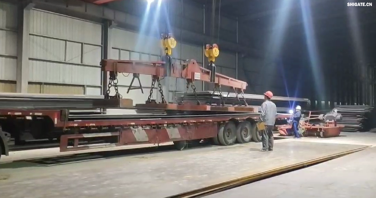 对于迈入2024年的钢材市场而言,哪些因素是确定的?哪些因素是不确定的? 从需求来看,2024年,国内宏观经济继续恢复向好,总体保持回升态势,各项涉钢指标转暖预期强烈。在此背景下,预计钢材需求总量(含出口)稳定增长的态势不会改变。为实现新年“开门红”,新的刺激政策有望加速出台,再加上稳增长政策措施效应延续,预计2024年第1季度钢材需求表现不会太差。 根据2023年11月份全国PMI(采购经理指数)显示,生产指数持续扩张,耗钢行业指标处于高位水平;建筑业商务活动指数高位增长,建筑业施工进度继续加快等,这些因素在一定程度上预示着开年钢材需求向好的态势。乐观来看,2024年第1季度需求有同比增长3%的可能。 对于迈入2024年的钢材市场而言,哪些因素是确定的?哪些因素是不确定的? 从需求来看,2024年,国内宏观经济继续恢复向好,总体保持回升态势,各项涉钢指标转暖预期强烈。在此背景下,预计钢材需求总量(含出口)稳定增长的态势不会改变。为实现新年“开门红”,新的刺激政策有望加速出台,再加上稳增长政策措施效应延续,预计2024年第1季度钢材需求表现不会太差。 根据2023年11月份全国PMI(采购经理指数)显示,生产指数持续扩张,耗钢行业指标处于高位水平;建筑业商务活动指数高位增长,建筑业施工进度继续加快等,这些因素在一定程度上预示着开年钢材需求向好的态势。乐观来看,2024年第1季度需求有同比增长3%的可能。