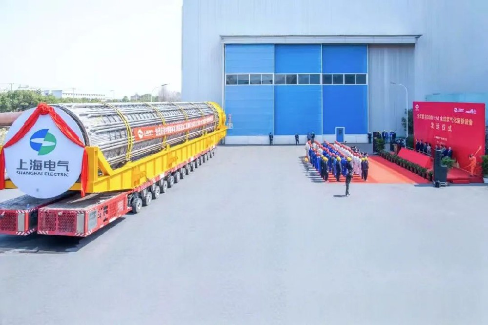 3月23日,全球首台日处理量达3000吨的水煤浆气化废锅设备,如期发往中煤榆林煤炭深加工基地项目,标志着我国在大型煤气化装备领域实现重大技术突破。河钢集团舞钢公司生产的1050吨容器钢板,替代进口,独家用于该设备制造。 3月23日,全球首台日处理量达3000吨的水煤浆气化废锅设备,如期发往中煤榆林煤炭深加工基地项目,标志着我国在大型煤气化装备领域实现重大技术突破。河钢集团舞钢公司生产的1050吨容器钢板,替代进口,独家用于该设备制造。