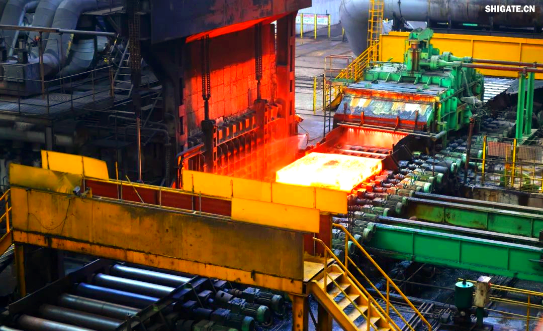 260余种宽厚板产品成功替代进口或按国外标准生产，多个品种填补国内空白并独家供货，更有40余种远销海外。舞钢公司不仅主导制定了临氢设备用铬钼合金钢板等十余项国家标准，还荣获国家科学技术进步奖一等奖2项、二等奖1项，省部级科技进步奖更是数不胜数。自创立以来，河钢集团舞钢公司便深耕宽厚板研发制造，打造出响亮的民族品牌，稳坐世界宽厚板领域的头把交椅。