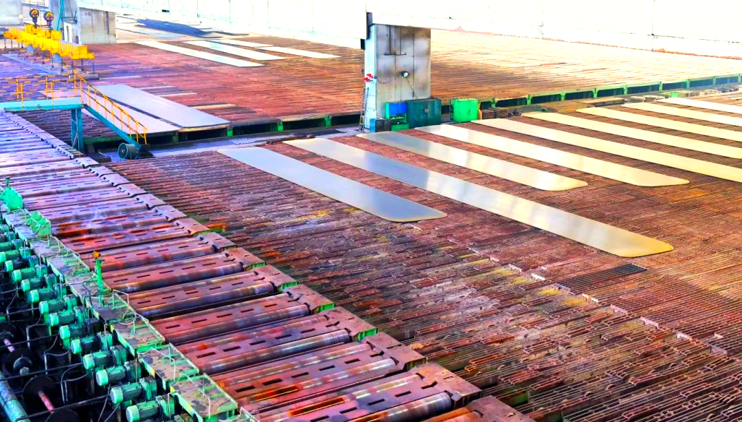 260余种宽厚板产品成功替代进口或按国外标准生产，多个品种填补国内空白并独家供货，更有40余种远销海外。舞钢公司不仅主导制定了临氢设备用铬钼合金钢板等十余项国家标准，还荣获国家科学技术进步奖一等奖2项、二等奖1项，省部级科技进步奖更是数不胜数。自创立以来，河钢集团舞钢公司便深耕宽厚板研发制造，打造出响亮的民族品牌，稳坐世界宽厚板领域的头把交椅。