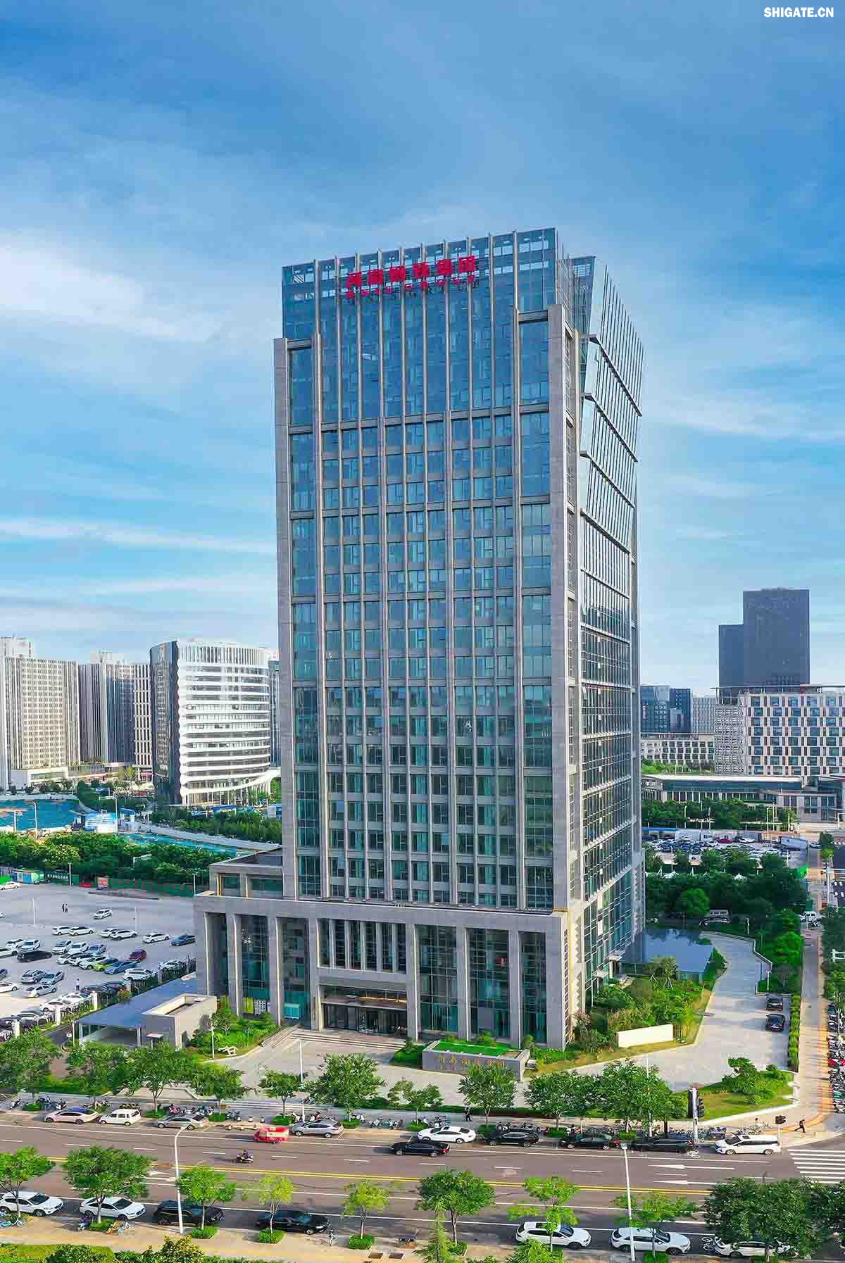 河南钢铁集团有限公司(以下简称河南钢铁集团)2023年3月1日注册成立,注册资本为人民币200亿元,旗下有安钢股份公司、周口钢铁公司(周钢)、洛阳铜加工集团、舞阳矿业公司等子企业。薄学斌同志任董事长。河南钢铁集团是省委、省政府为推动全省钢铁产业转型提质、结构调整和布局优化,而作出的重大决策。河南钢铁集团的核心企业安钢始建于1958年,是新中国第一批重点建设的钢铁企业,为河南经济社会发展作出了不可磨灭的历史性贡献。2023年12月,洛阳铜加工集团有限责任公司加入集团大家庭,开启了全省钢铁、有色产业融合发展新征程;2024年7月,集团进入省管重要骨干企业序列,肩负起带动全省钢铁产业转型提质、结构调整、布局优化和推进全省钢铝铜镁融合发展的重要使命。 河南钢铁集团有限公司(以下简称河南钢铁集团)2023年3月1日注册成立,注册资本为人民币200亿元,旗下有安钢股份公司、周口钢铁公司(周钢)、洛阳铜加工集团、舞阳矿业公司等子企业。薄学斌同志任董事长。河南钢铁集团是省委、省政府为推动全省钢铁产业转型提质、结构调整和布局优化,而作出的重大决策。河南钢铁集团的核心企业安钢始建于1958年,是新中国第一批重点建设的钢铁企业,为河南经济社会发展作出了不可磨灭的历史性贡献。2023年12月,洛阳铜加工集团有限责任公司加入集团大家庭,开启了全省钢铁、有色产业融合发展新征程;2024年7月,集团进入省管重要骨干企业序列,肩负起带动全省钢铁产业转型提质、结构调整、布局优化和推进全省钢铝铜镁融合发展的重要使命。