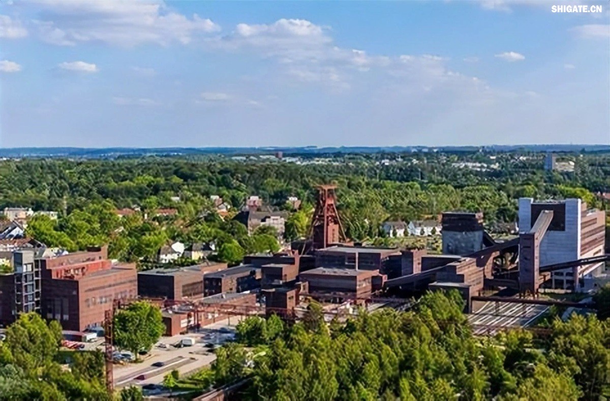 你听说过欧洲"钢铁心脏"萎缩的消息吗?为什么曾经强大的欧盟钢铁产业如今正在迅速崩塌?特朗普政府重启的25%钢铁关税究竟给欧洲造成了多大冲击?在全球贸易保护主义重燃的今天,欧盟的惨痛教训对中国有何警示意义?数据显示,2025年一季度,欧盟对美钢铁出口同比骤降42%,损失约150万吨订单和45亿欧元收入。与此同时,中国钢铁却逆势增长,2024年出口量突破1.11亿吨,创下8年来新高。这背后有哪些产业链布局的深层差异?中国又该如何从欧盟的失败中吸取经验,打赢未来全球贸易的三大突围战? 你听说过欧洲"钢铁心脏"萎缩的消息吗?为什么曾经强大的欧盟钢铁产业如今正在迅速崩塌?特朗普政府重启的25%钢铁关税究竟给欧洲造成了多大冲击?在全球贸易保护主义重燃的今天,欧盟的惨痛教训对中国有何警示意义?数据显示,2025年一季度,欧盟对美钢铁出口同比骤降42%,损失约150万吨订单和45亿欧元收入。与此同时,中国钢铁却逆势增长,2024年出口量突破1.11亿吨,创下8年来新高。这背后有哪些产业链布局的深层差异?中国又该如何从欧盟的失败中吸取经验,打赢未来全球贸易的三大突围战?