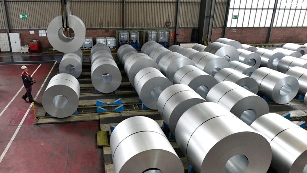 你听说过欧洲"钢铁心脏"萎缩的消息吗?为什么曾经强大的欧盟钢铁产业如今正在迅速崩塌?特朗普政府重启的25%钢铁关税究竟给欧洲造成了多大冲击?在全球贸易保护主义重燃的今天,欧盟的惨痛教训对中国有何警示意义?数据显示,2025年一季度,欧盟对美钢铁出口同比骤降42%,损失约150万吨订单和45亿欧元收入。与此同时,中国钢铁却逆势增长,2024年出口量突破1.11亿吨,创下8年来新高。这背后有哪些产业链布局的深层差异?中国又该如何从欧盟的失败中吸取经验,打赢未来全球贸易的三大突围战? 你听说过欧洲"钢铁心脏"萎缩的消息吗?为什么曾经强大的欧盟钢铁产业如今正在迅速崩塌?特朗普政府重启的25%钢铁关税究竟给欧洲造成了多大冲击?在全球贸易保护主义重燃的今天,欧盟的惨痛教训对中国有何警示意义?数据显示,2025年一季度,欧盟对美钢铁出口同比骤降42%,损失约150万吨订单和45亿欧元收入。与此同时,中国钢铁却逆势增长,2024年出口量突破1.11亿吨,创下8年来新高。这背后有哪些产业链布局的深层差异?中国又该如何从欧盟的失败中吸取经验,打赢未来全球贸易的三大突围战?