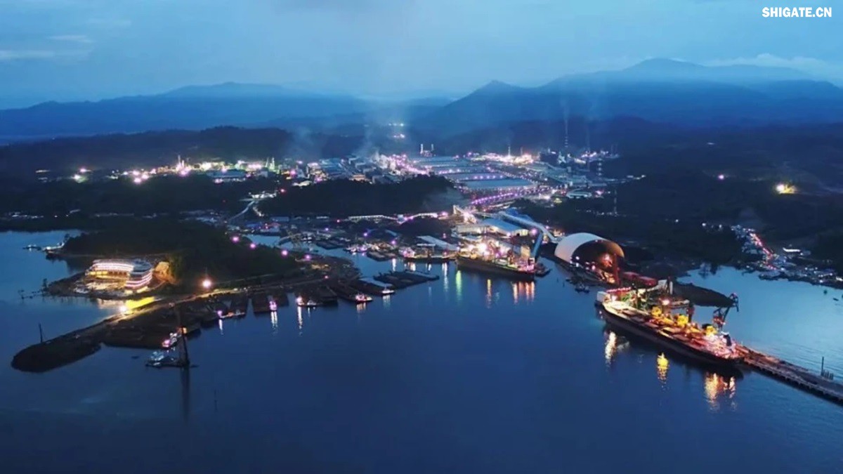 你听说过欧洲"钢铁心脏"萎缩的消息吗?为什么曾经强大的欧盟钢铁产业如今正在迅速崩塌?特朗普政府重启的25%钢铁关税究竟给欧洲造成了多大冲击?在全球贸易保护主义重燃的今天,欧盟的惨痛教训对中国有何警示意义?数据显示,2025年一季度,欧盟对美钢铁出口同比骤降42%,损失约150万吨订单和45亿欧元收入。与此同时,中国钢铁却逆势增长,2024年出口量突破1.11亿吨,创下8年来新高。这背后有哪些产业链布局的深层差异?中国又该如何从欧盟的失败中吸取经验,打赢未来全球贸易的三大突围战? 你听说过欧洲"钢铁心脏"萎缩的消息吗?为什么曾经强大的欧盟钢铁产业如今正在迅速崩塌?特朗普政府重启的25%钢铁关税究竟给欧洲造成了多大冲击?在全球贸易保护主义重燃的今天,欧盟的惨痛教训对中国有何警示意义?数据显示,2025年一季度,欧盟对美钢铁出口同比骤降42%,损失约150万吨订单和45亿欧元收入。与此同时,中国钢铁却逆势增长,2024年出口量突破1.11亿吨,创下8年来新高。这背后有哪些产业链布局的深层差异?中国又该如何从欧盟的失败中吸取经验,打赢未来全球贸易的三大突围战?