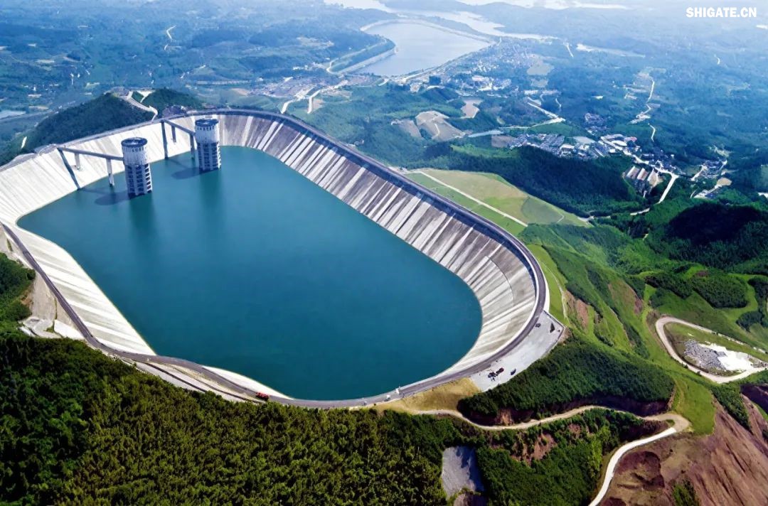 近日,舞钢公司研制生产的一批340mm厚Q500D-Z35水电钢板成功交付客户,将用于国家重点水电项目——垣曲抽水蓄能电站关键部位建设。该批次产品在厚度规格与性能特性方面实现重大突破,为我国大型水电工程关键部位建设提供了坚实材料保障,获得用户好评。 近日,舞钢公司研制生产的一批340mm厚Q500D-Z35水电钢板成功交付客户,将用于国家重点水电项目——垣曲抽水蓄能电站关键部位建设。该批次产品在厚度规格与性能特性方面实现重大突破,为我国大型水电工程关键部位建设提供了坚实材料保障,获得用户好评。