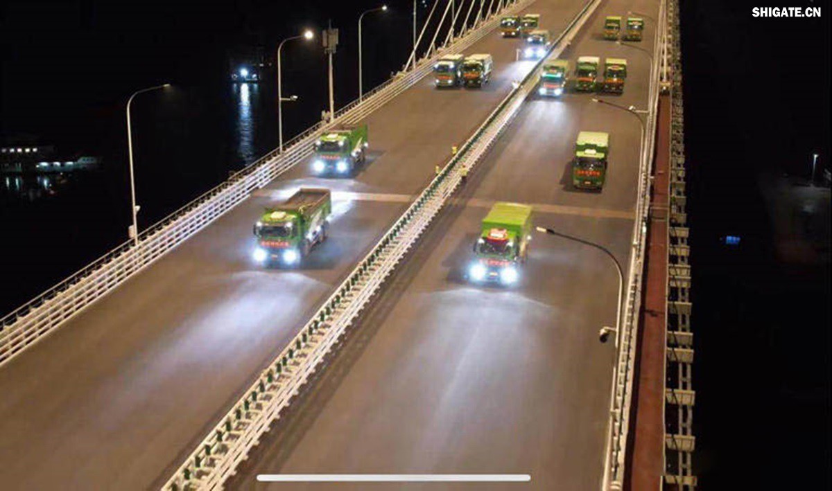 6月16日22时,世界更大跨度斜拉桥——常泰长江大桥灯火通明,车声轰鸣,一场通车前的“极限挑战”正紧张进行。30辆总重达1200吨的四轴加载车,分批列队驶上桥面预先划定的停靠点,并由提前布置在桥梁各关键部位的869个传感器开展实时监测,采集测试数据。由此,大桥跨江公铁合建段主桥桥梁荷载试验全面启动。 6月16日22时,世界更大跨度斜拉桥——常泰长江大桥灯火通明,车声轰鸣,一场通车前的“极限挑战”正紧张进行。30辆总重达1200吨的四轴加载车,分批列队驶上桥面预先划定的停靠点,并由提前布置在桥梁各关键部位的869个传感器开展实时监测,采集测试数据。由此,大桥跨江公铁合建段主桥桥梁荷载试验全面启动。