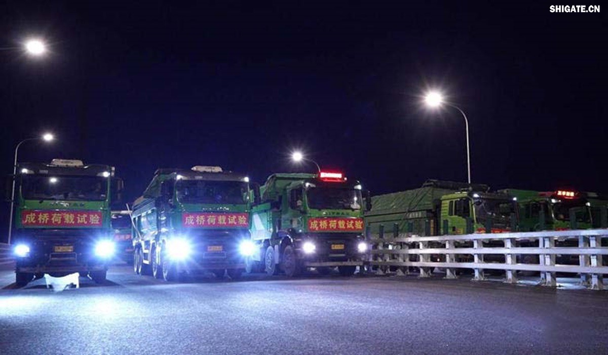 6月16日22时,世界更大跨度斜拉桥——常泰长江大桥灯火通明,车声轰鸣,一场通车前的“极限挑战”正紧张进行。30辆总重达1200吨的四轴加载车,分批列队驶上桥面预先划定的停靠点,并由提前布置在桥梁各关键部位的869个传感器开展实时监测,采集测试数据。由此,大桥跨江公铁合建段主桥桥梁荷载试验全面启动。 6月16日22时,世界更大跨度斜拉桥——常泰长江大桥灯火通明,车声轰鸣,一场通车前的“极限挑战”正紧张进行。30辆总重达1200吨的四轴加载车,分批列队驶上桥面预先划定的停靠点,并由提前布置在桥梁各关键部位的869个传感器开展实时监测,采集测试数据。由此,大桥跨江公铁合建段主桥桥梁荷载试验全面启动。