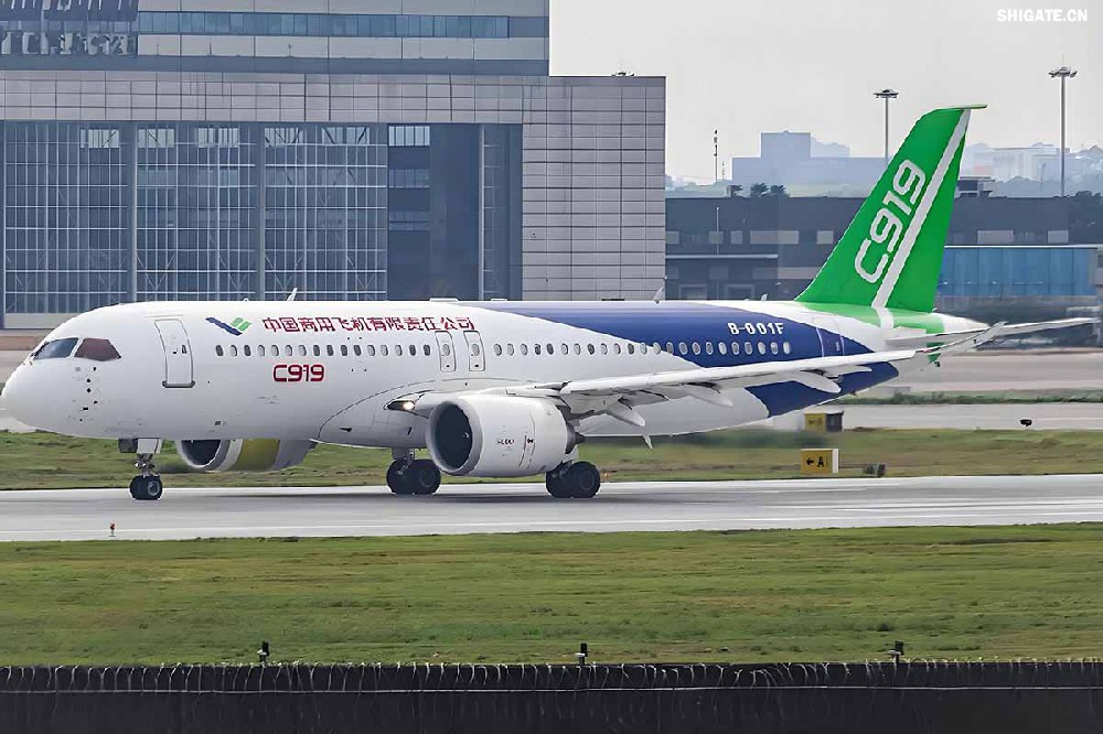 12月9日,国产大飞机C919的全球首家用户东航,正式接收首架C919飞机,标志着国产大飞机迈出市场运营的“第一步”,也标志着中国民航运输市场首次拥有中国自主研发的喷气式干线飞机。 消息传来,河钢集团干部职工倍感振奋。因为,国产大飞机工程也凝聚了河钢干部职工的心血和汗水,见证了河钢人的独特贡献。河钢自主研发的390mm大厚度调质钢20MnNiMo,填补国内空白,用于大飞机项目的核心设备——世界更大的8万吨级模锻压机制造,为国产大飞机提供坚强的钢铁支撑。 12月9日,国产大飞机C919的全球首家用户东航,正式接收首架C919飞机,标志着国产大飞机迈出市场运营的“第一步”,也标志着中国民航运输市场首次拥有中国自主研发的喷气式干线飞机。 消息传来,河钢集团干部职工倍感振奋。因为,国产大飞机工程也凝聚了河钢干部职工的心血和汗水,见证了河钢人的独特贡献。河钢自主研发的390mm大厚度调质钢20MnNiMo,填补国内空白,用于大飞机项目的核心设备——世界更大的8万吨级模锻压机制造,为国产大飞机提供坚强的钢铁支撑。