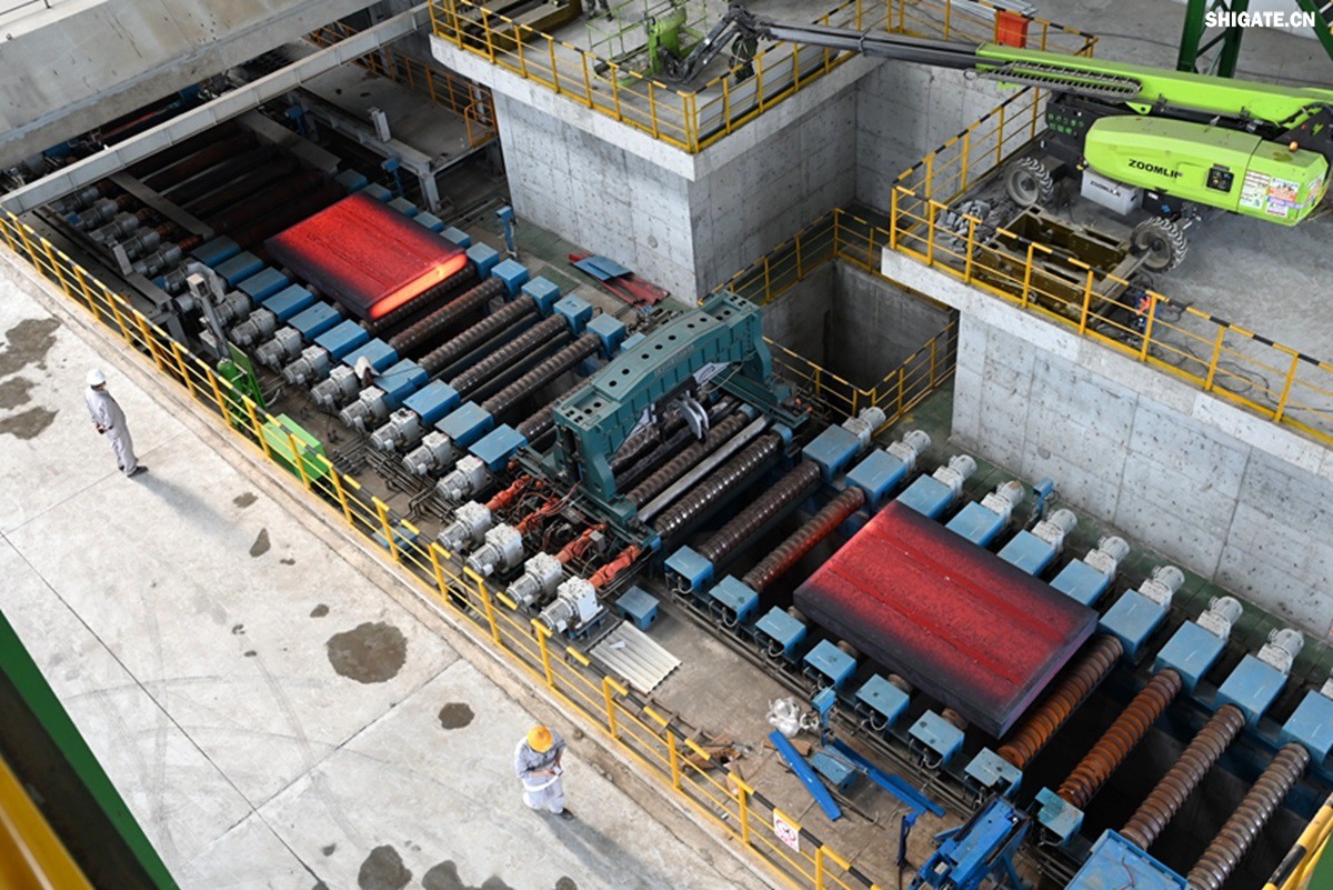 盛夏时节,万物竞发。7月25日上午,河钢集团舞钢公司隆重举行460mm厚板连铸机投产暨特厚板淬火线开工仪式。舞钢公司党委书记、董事长吝章国出席仪式并讲话,强调要以科技创新为引领,推动企业高质量发展。舞钢市委副书记、市长何卉,普锐特冶金技术(中国)有限公司首席执行官柯特,中冶京诚工程技术有限公司炼钢工程技术所总经理安邦等106位嘉宾共同见证这一重要时刻。仪式由舞钢公司党委副书记、总经理赵国昌主持。舞钢公司全体领导班子成员及总经理助理、副总工程师参加会议。舞钢公司各单位干部职工代表120余名参加仪式。 盛夏时节,万物竞发。7月25日上午,河钢集团舞钢公司隆重举行460mm厚板连铸机投产暨特厚板淬火线开工仪式。舞钢公司党委书记、董事长吝章国出席仪式并讲话,强调要以科技创新为引领,推动企业高质量发展。舞钢市委副书记、市长何卉,普锐特冶金技术(中国)有限公司首席执行官柯特,中冶京诚工程技术有限公司炼钢工程技术所总经理安邦等106位嘉宾共同见证这一重要时刻。仪式由舞钢公司党委副书记、总经理赵国昌主持。舞钢公司全体领导班子成员及总经理助理、副总工程师参加会议。舞钢公司各单位干部职工代表120余名参加仪式。