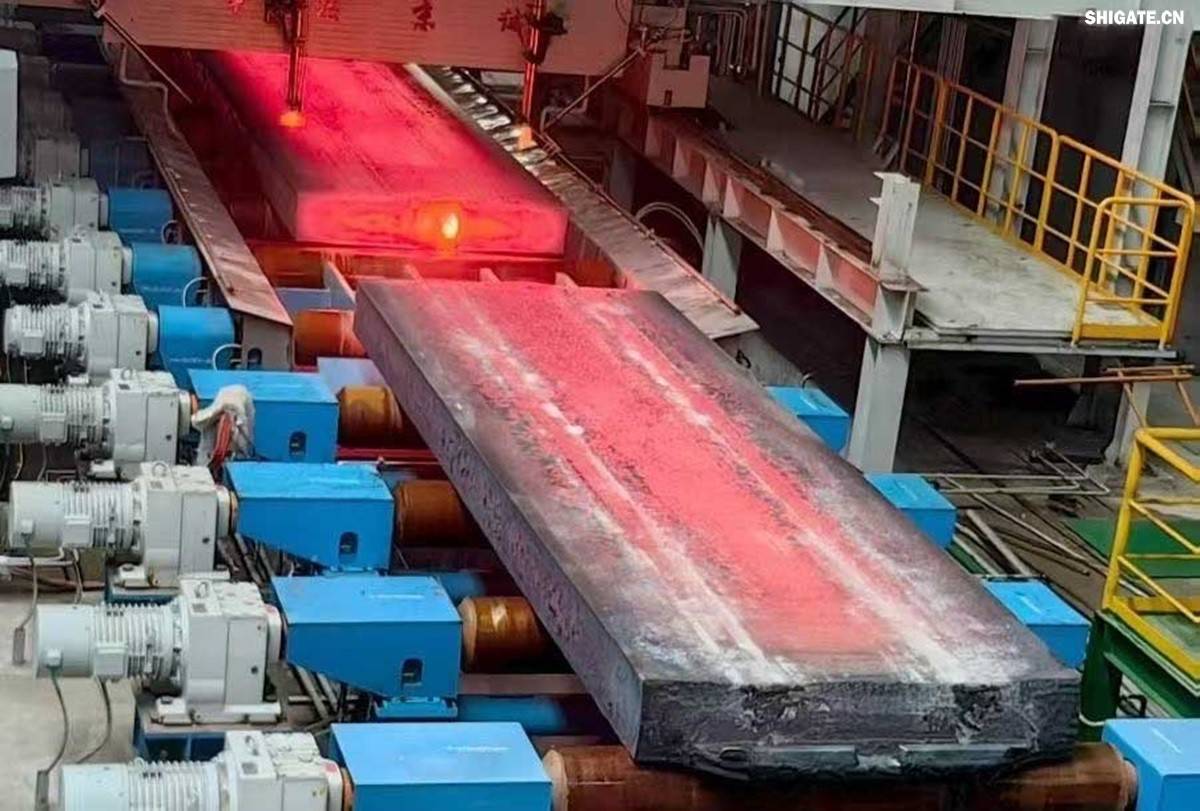 盛夏时节,万物竞发。7月25日上午,河钢集团舞钢公司隆重举行460mm厚板连铸机投产暨特厚板淬火线开工仪式。舞钢公司党委书记、董事长吝章国出席仪式并讲话,强调要以科技创新为引领,推动企业高质量发展。舞钢市委副书记、市长何卉,普锐特冶金技术(中国)有限公司首席执行官柯特,中冶京诚工程技术有限公司炼钢工程技术所总经理安邦等106位嘉宾共同见证这一重要时刻。仪式由舞钢公司党委副书记、总经理赵国昌主持。舞钢公司全体领导班子成员及总经理助理、副总工程师参加会议。舞钢公司各单位干部职工代表120余名参加仪式。 盛夏时节,万物竞发。7月25日上午,河钢集团舞钢公司隆重举行460mm厚板连铸机投产暨特厚板淬火线开工仪式。舞钢公司党委书记、董事长吝章国出席仪式并讲话,强调要以科技创新为引领,推动企业高质量发展。舞钢市委副书记、市长何卉,普锐特冶金技术(中国)有限公司首席执行官柯特,中冶京诚工程技术有限公司炼钢工程技术所总经理安邦等106位嘉宾共同见证这一重要时刻。仪式由舞钢公司党委副书记、总经理赵国昌主持。舞钢公司全体领导班子成员及总经理助理、副总工程师参加会议。舞钢公司各单位干部职工代表120余名参加仪式。