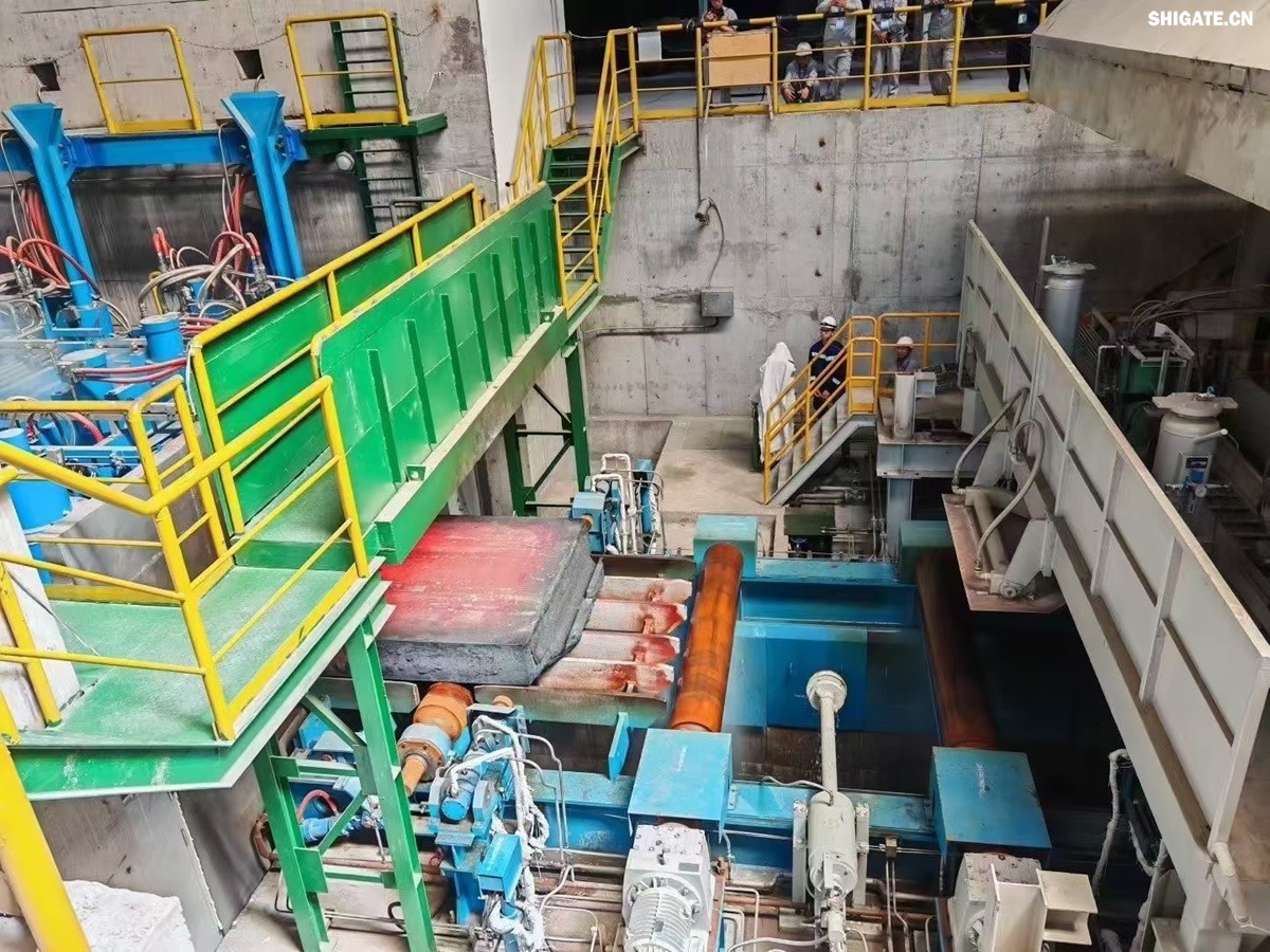 盛夏时节,万物竞发。7月25日上午,河钢集团舞钢公司隆重举行460mm厚板连铸机投产暨特厚板淬火线开工仪式。舞钢公司党委书记、董事长吝章国出席仪式并讲话,强调要以科技创新为引领,推动企业高质量发展。舞钢市委副书记、市长何卉,普锐特冶金技术(中国)有限公司首席执行官柯特,中冶京诚工程技术有限公司炼钢工程技术所总经理安邦等106位嘉宾共同见证这一重要时刻。仪式由舞钢公司党委副书记、总经理赵国昌主持。舞钢公司全体领导班子成员及总经理助理、副总工程师参加会议。舞钢公司各单位干部职工代表120余名参加仪式。 盛夏时节,万物竞发。7月25日上午,河钢集团舞钢公司隆重举行460mm厚板连铸机投产暨特厚板淬火线开工仪式。舞钢公司党委书记、董事长吝章国出席仪式并讲话,强调要以科技创新为引领,推动企业高质量发展。舞钢市委副书记、市长何卉,普锐特冶金技术(中国)有限公司首席执行官柯特,中冶京诚工程技术有限公司炼钢工程技术所总经理安邦等106位嘉宾共同见证这一重要时刻。仪式由舞钢公司党委副书记、总经理赵国昌主持。舞钢公司全体领导班子成员及总经理助理、副总工程师参加会议。舞钢公司各单位干部职工代表120余名参加仪式。