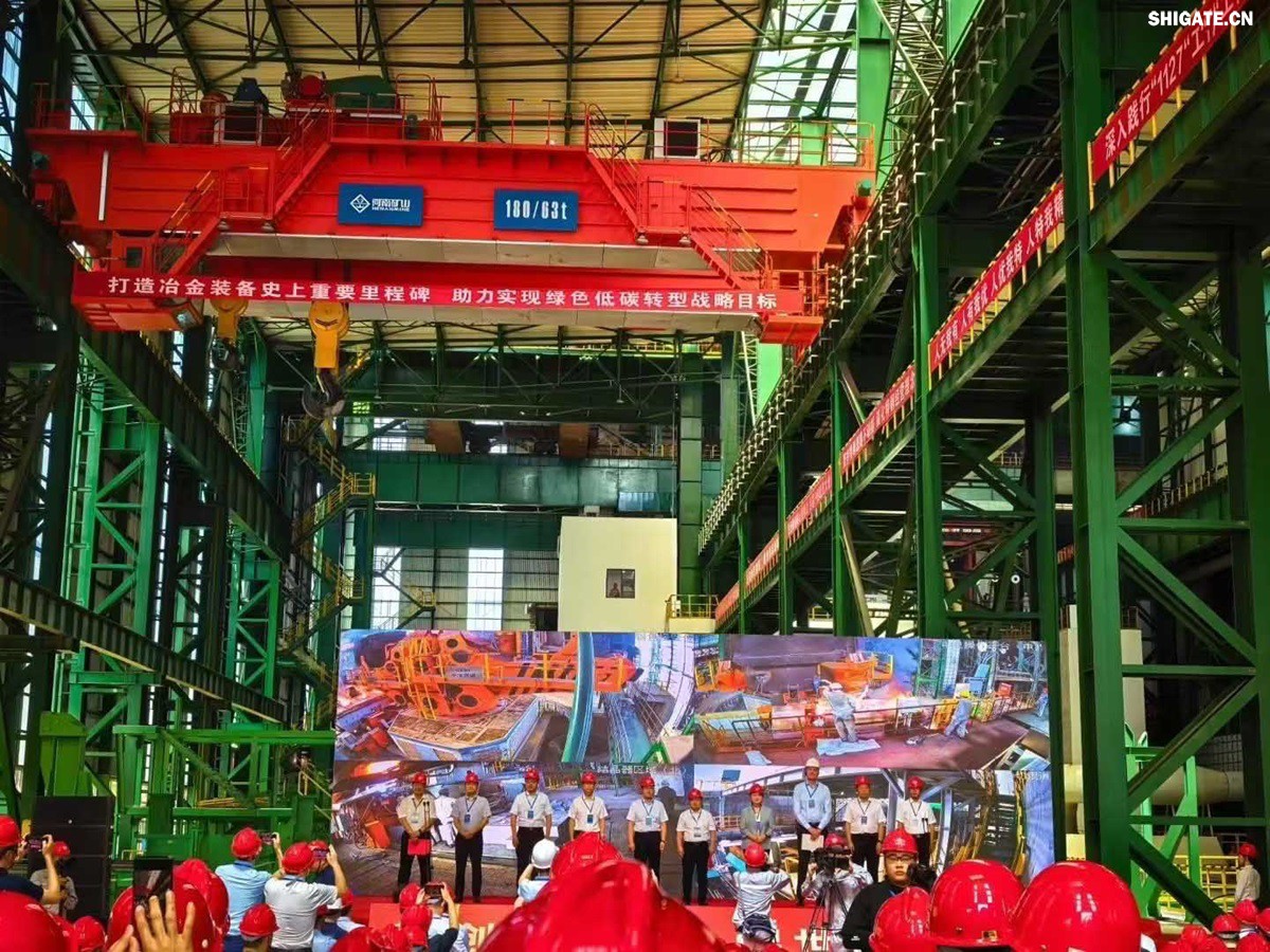 盛夏时节,万物竞发。7月25日上午,河钢集团舞钢公司隆重举行460mm厚板连铸机投产暨特厚板淬火线开工仪式。舞钢公司党委书记、董事长吝章国出席仪式并讲话,强调要以科技创新为引领,推动企业高质量发展。舞钢市委副书记、市长何卉,普锐特冶金技术(中国)有限公司首席执行官柯特,中冶京诚工程技术有限公司炼钢工程技术所总经理安邦等106位嘉宾共同见证这一重要时刻。仪式由舞钢公司党委副书记、总经理赵国昌主持。舞钢公司全体领导班子成员及总经理助理、副总工程师参加会议。舞钢公司各单位干部职工代表120余名参加仪式。 盛夏时节,万物竞发。7月25日上午,河钢集团舞钢公司隆重举行460mm厚板连铸机投产暨特厚板淬火线开工仪式。舞钢公司党委书记、董事长吝章国出席仪式并讲话,强调要以科技创新为引领,推动企业高质量发展。舞钢市委副书记、市长何卉,普锐特冶金技术(中国)有限公司首席执行官柯特,中冶京诚工程技术有限公司炼钢工程技术所总经理安邦等106位嘉宾共同见证这一重要时刻。仪式由舞钢公司党委副书记、总经理赵国昌主持。舞钢公司全体领导班子成员及总经理助理、副总工程师参加会议。舞钢公司各单位干部职工代表120余名参加仪式。