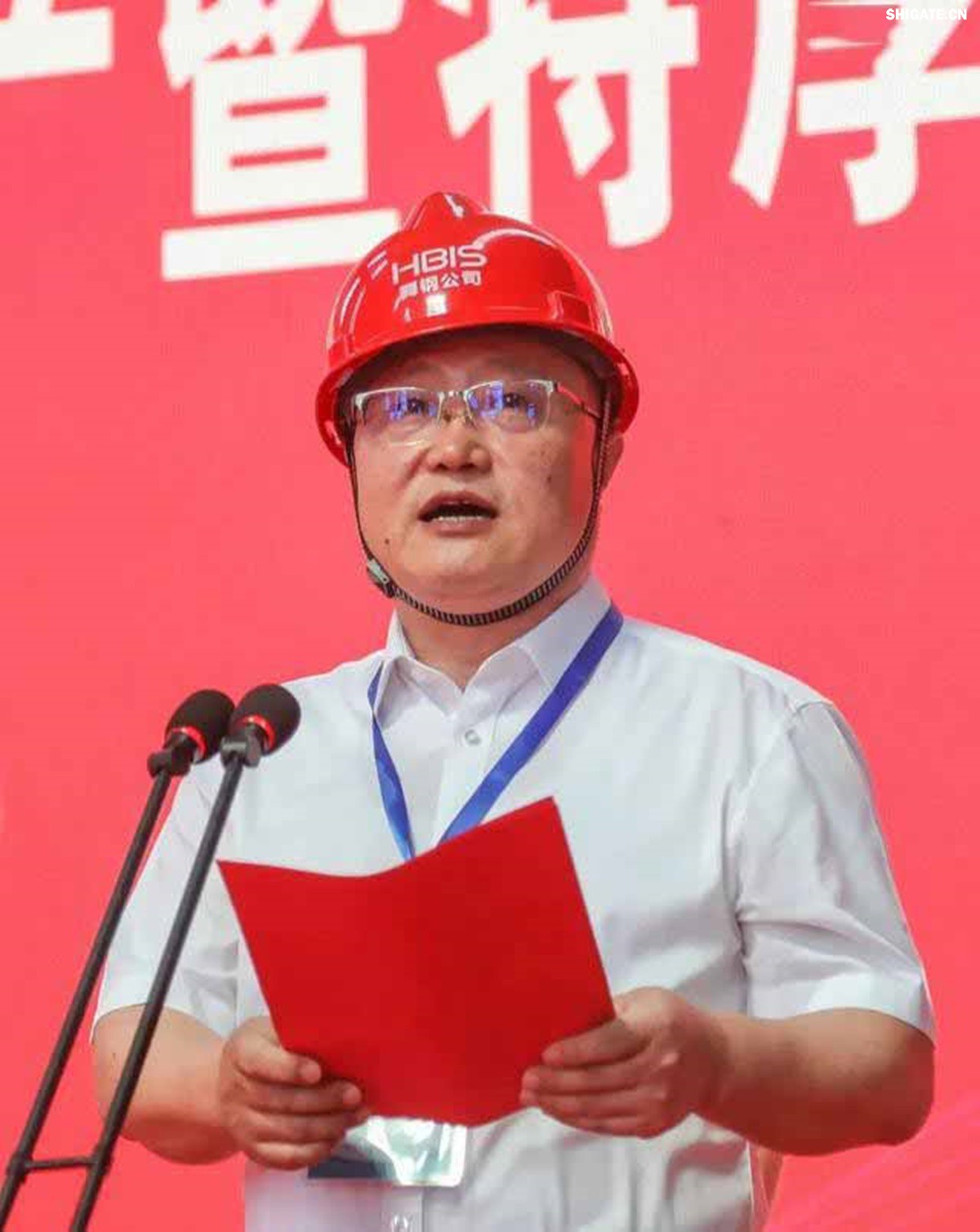 盛夏时节,万物竞发。7月25日上午,河钢集团舞钢公司隆重举行460mm厚板连铸机投产暨特厚板淬火线开工仪式。舞钢公司党委书记、董事长吝章国出席仪式并讲话,强调要以科技创新为引领,推动企业高质量发展。舞钢市委副书记、市长何卉,普锐特冶金技术(中国)有限公司首席执行官柯特,中冶京诚工程技术有限公司炼钢工程技术所总经理安邦等106位嘉宾共同见证这一重要时刻。仪式由舞钢公司党委副书记、总经理赵国昌主持。舞钢公司全体领导班子成员及总经理助理、副总工程师参加会议。舞钢公司各单位干部职工代表120余名参加仪式。 盛夏时节,万物竞发。7月25日上午,河钢集团舞钢公司隆重举行460mm厚板连铸机投产暨特厚板淬火线开工仪式。舞钢公司党委书记、董事长吝章国出席仪式并讲话,强调要以科技创新为引领,推动企业高质量发展。舞钢市委副书记、市长何卉,普锐特冶金技术(中国)有限公司首席执行官柯特,中冶京诚工程技术有限公司炼钢工程技术所总经理安邦等106位嘉宾共同见证这一重要时刻。仪式由舞钢公司党委副书记、总经理赵国昌主持。舞钢公司全体领导班子成员及总经理助理、副总工程师参加会议。舞钢公司各单位干部职工代表120余名参加仪式。