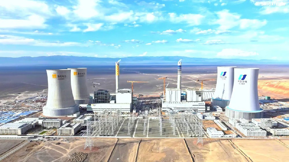 9月4日,我国“沙戈荒”新能源外送基地——新疆华电哈密2×100万千瓦煤电项目建成投产,经过为期半个多月试运行,状况良好。在该项目建设过程中,河钢集团舞钢公司容器钢板替代进口,独家用于项目所需国内首批100万千瓦高效超超临界纯燃新疆高碱煤锅炉等核心设备的制作,为国家重点新能源项目建设作出突出贡献。 9月4日,我国“沙戈荒”新能源外送基地——新疆华电哈密2×100万千瓦煤电项目建成投产,经过为期半个多月试运行,状况良好。在该项目建设过程中,河钢集团舞钢公司容器钢板替代进口,独家用于项目所需国内首批100万千瓦高效超超临界纯燃新疆高碱煤锅炉等核心设备的制作,为国家重点新能源项目建设作出突出贡献。