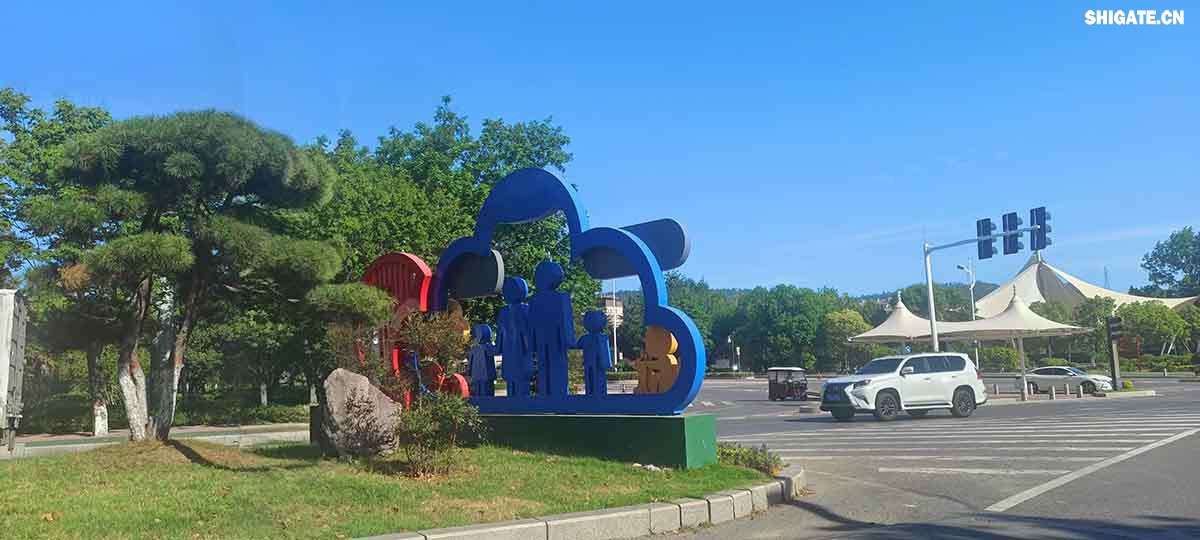 城市绿化美化突出高质量。舞钢市先后组织实施了四期绿化基础工程:拆墙透绿工程;庭院绿化工程;市区主干道和两侧风景林绿化工程。兴建了迎宾广场、建中广场、矿山文化广场、翠竹园、奋飞广场、鑫源广场、桃花园等13处广场游园,有38个单位达到省级庭院绿化标准。市区绿地面积由创建前的5.6万平方米增至现在的212.8万平方米。人均公共绿地面积由创建前的0.6平方米增至现在的21.28平方米。城市绿地覆盖面积达3.91平方公里,绿化覆盖率达35.55%,绿地率达34.15%,居河南省县市之首,极大地改善了城市环境,满足了城市居民休息、娱乐的需要。 城市夜间景观突出高档次。实施城市道路灯光工程,全市共安装各种型号礼花灯160余盏,建筑轮廓霓虹灯、单位名称霓虹灯270多处,临街酒店、门店霓虹灯、灯箱等359处,投入资金总计1200多万元。初步形成了行政中心庄重大方,城市主干道华丽辉煌,文化娱乐区浪漫温馨,街道小巷流光溢彩的城市灯光景观体系。2005年年底市政府又投资400多万元实施了餐饮一条街霓虹灯工程和彩色音乐水幕喷泉工程,其中音乐水幕喷泉的长度和高度均为中原之最。 城市绿化美化突出高质量。舞钢市先后组织实施了四期绿化基础工程:拆墙透绿工程;庭院绿化工程;市区主干道和两侧风景林绿化工程。兴建了迎宾广场、建中广场、矿山文化广场、翠竹园、奋飞广场、鑫源广场、桃花园等13处广场游园,有38个单位达到省级庭院绿化标准。市区绿地面积由创建前的5.6万平方米增至现在的212.8万平方米。人均公共绿地面积由创建前的0.6平方米增至现在的21.28平方米。城市绿地覆盖面积达3.91平方公里,绿化覆盖率达35.55%,绿地率达34.15%,居河南省县市之首,极大地改善了城市环境,满足了城市居民休息、娱乐的需要。 城市夜间景观突出高档次。实施城市道路灯光工程,全市共安装各种型号礼花灯160余盏,建筑轮廓霓虹灯、单位名称霓虹灯270多处,临街酒店、门店霓虹灯、灯箱等359处,投入资金总计1200多万元。初步形成了行政中心庄重大方,城市主干道华丽辉煌,文化娱乐区浪漫温馨,街道小巷流光溢彩的城市灯光景观体系。2005年年底市政府又投资400多万元实施了餐饮一条街霓虹灯工程和彩色音乐水幕喷泉工程,其中音乐水幕喷泉的长度和高度均为中原之最。