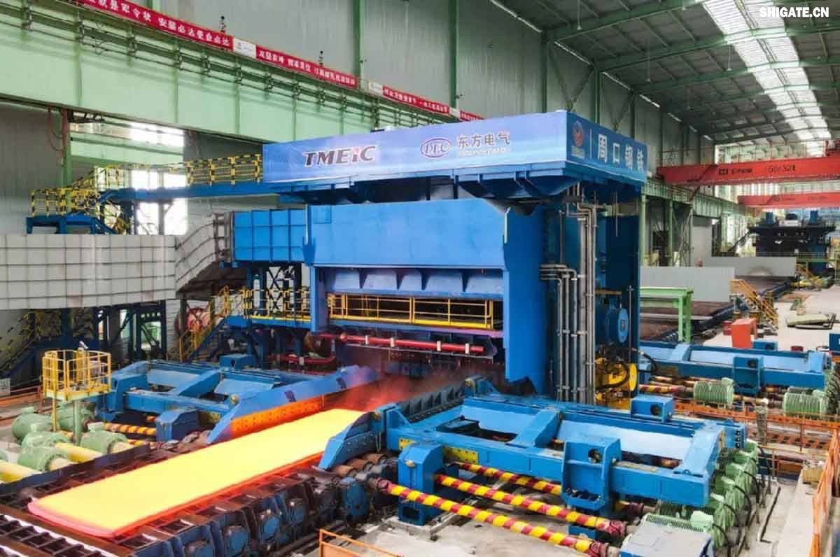 6月1日,河南钢铁集团周口基地简称(周钢)二期宽厚板项目控制中心迎来重要里程碑:当操作员按下5500mm精轧机的轧制按钮,通红的钢板如熔金般奔腾穿过轧辊,标志着5500mm轧机热试圆满成功。这一震撼场景与5月31日RH真空精炼炉、热处理线热试成功交相辉映,正式宣告世界首条“5600mm+5500mm双超宽机架”宽厚板生产线全线贯通!生产线总长度达到1.4公里,构成了国内已知更长的宽厚板轧钢车间,连接了近20个精密工序,深基坑群实现了全线的贯通布局。至此,河南钢铁集团强势跻身全球钢铁制造“一梯队”,其智能化、绿色化发展及特钢转型进程由此开启全新篇章! 6月1日,河南钢铁集团周口基地简称(周钢)二期宽厚板项目控制中心迎来重要里程碑:当操作员按下5500mm精轧机的轧制按钮,通红的钢板如熔金般奔腾穿过轧辊,标志着5500mm轧机热试圆满成功。这一震撼场景与5月31日RH真空精炼炉、热处理线热试成功交相辉映,正式宣告世界首条“5600mm+5500mm双超宽机架”宽厚板生产线全线贯通!生产线总长度达到1.4公里,构成了国内已知更长的宽厚板轧钢车间,连接了近20个精密工序,深基坑群实现了全线的贯通布局。至此,河南钢铁集团强势跻身全球钢铁制造“一梯队”,其智能化、绿色化发展及特钢转型进程由此开启全新篇章!