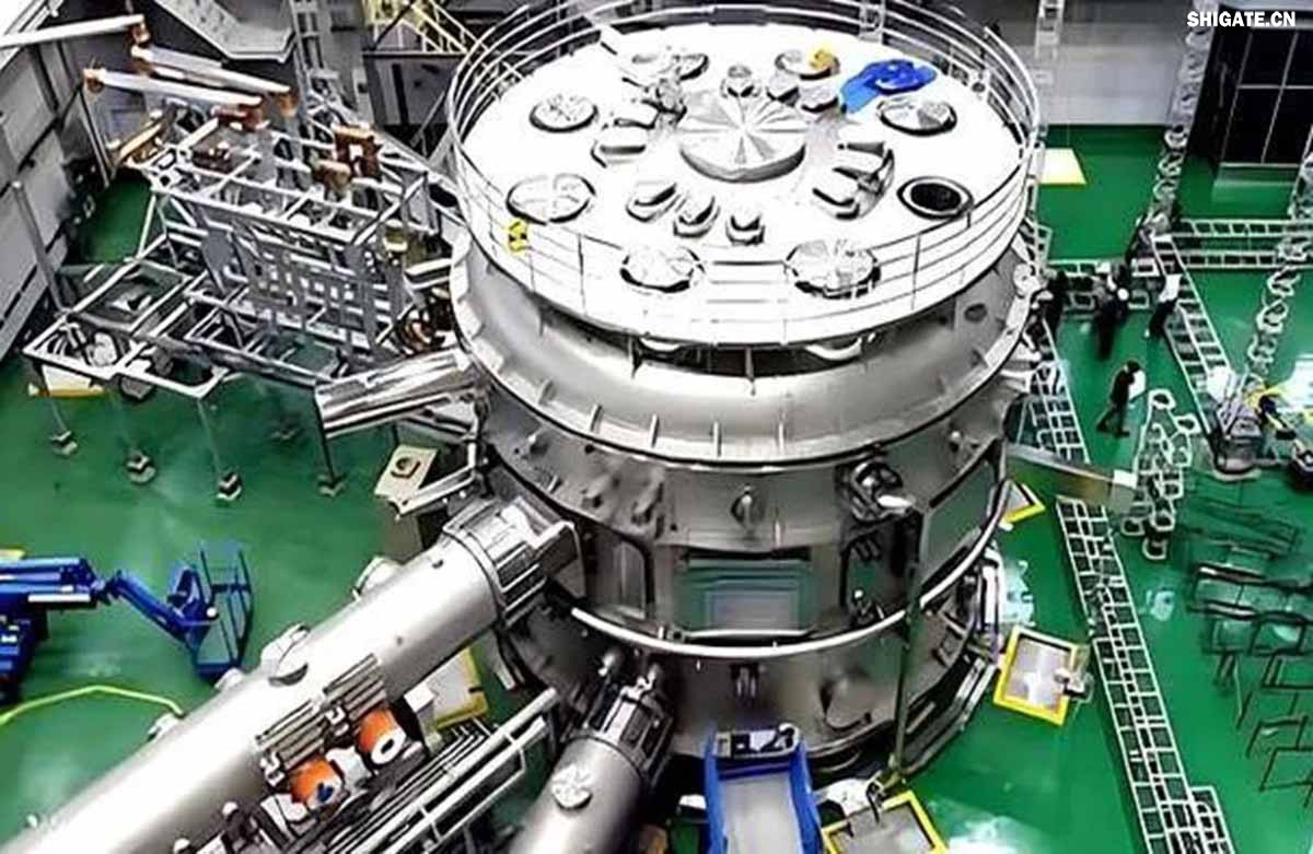 近日,由河钢集团舞钢公司自主研发的更大厚度达340mm的特厚核电钢板,成功应用于我国第四代先进裂变核能系统——钍基熔盐实验堆的关键屏蔽层制造。这标志着我国在先进核能技术领域取得又一重大进展,为实现核电技术自主创新、打破对传统铀燃料的依赖迈出了坚实一步。 近日,由河钢集团舞钢公司自主研发的更大厚度达340mm的特厚核电钢板,成功应用于我国第四代先进裂变核能系统——钍基熔盐实验堆的关键屏蔽层制造。这标志着我国在先进核能技术领域取得又一重大进展,为实现核电技术自主创新、打破对传统铀燃料的依赖迈出了坚实一步。