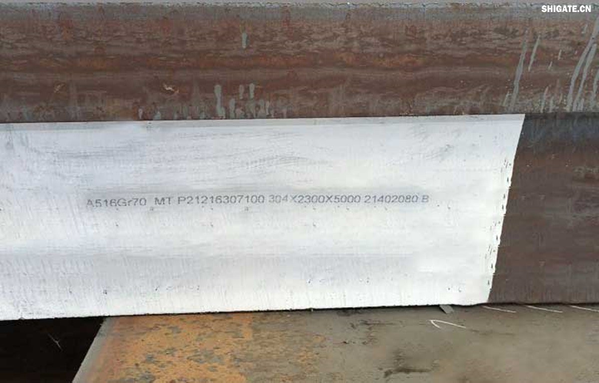 河钢舞钢积极发挥技术优势,打造更多“单打冠军”产品。成立高难要求SA516Gr70小微攻关团队,采用专用成分设计、一体化特殊工艺,攻克相关技术难题,不断提高产品质量,研发出更高技术含量的高附加值产品,满足客户的个性化需求。在今年5月,河钢舞钢为客户研发出厚度203mm、技术含量在当时均创同类钢板之更的高性能SA516Gr70,助力我国重点PTA(精对苯二甲酸)项目建设。短短三个月,便再次实现突破,成功生产304mm厚SA516Gr70钢板,实现高难要求容器用钢SA516Gr70从8mm到304mm厚度规格的全覆盖。钢板具备优良冲击温度性能,可广泛应用于常温到零下52摄氏度的环境,耐高温模焊时间可达26小时。产品不仅在重点工程项目得到应用,还远销海外,获得市场高度认可。 河钢舞钢积极发挥技术优势,打造更多“单打冠军”产品。成立高难要求SA516Gr70小微攻关团队,采用专用成分设计、一体化特殊工艺,攻克相关技术难题,不断提高产品质量,研发出更高技术含量的高附加值产品,满足客户的个性化需求。在今年5月,河钢舞钢为客户研发出厚度203mm、技术含量在当时均创同类钢板之更的高性能SA516Gr70,助力我国重点PTA(精对苯二甲酸)项目建设。短短三个月,便再次实现突破,成功生产304mm厚SA516Gr70钢板,实现高难要求容器用钢SA516Gr70从8mm到304mm厚度规格的全覆盖。钢板具备优良冲击温度性能,可广泛应用于常温到零下52摄氏度的环境,耐高温模焊时间可达26小时。产品不仅在重点工程项目得到应用,还远销海外,获得市场高度认可。