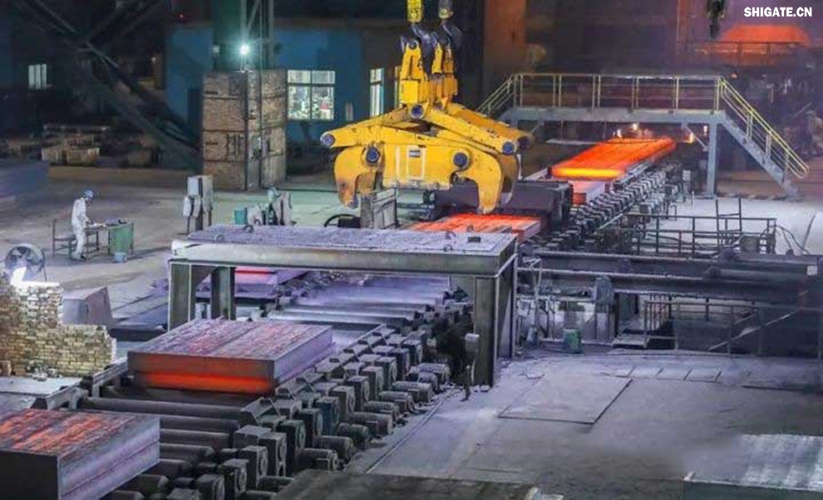 河钢舞钢积极发挥技术优势,打造更多“单打冠军”产品。成立高难要求SA516Gr70小微攻关团队,采用专用成分设计、一体化特殊工艺,攻克相关技术难题,不断提高产品质量,研发出更高技术含量的高附加值产品,满足客户的个性化需求。在今年5月,河钢舞钢为客户研发出厚度203mm、技术含量在当时均创同类钢板之更的高性能SA516Gr70,助力我国重点PTA(精对苯二甲酸)项目建设。短短三个月,便再次实现突破,成功生产304mm厚SA516Gr70钢板,实现高难要求容器用钢SA516Gr70从8mm到304mm厚度规格的全覆盖。钢板具备优良冲击温度性能,可广泛应用于常温到零下52摄氏度的环境,耐高温模焊时间可达26小时。产品不仅在重点工程项目得到应用,还远销海外,获得市场高度认可。 河钢舞钢积极发挥技术优势,打造更多“单打冠军”产品。成立高难要求SA516Gr70小微攻关团队,采用专用成分设计、一体化特殊工艺,攻克相关技术难题,不断提高产品质量,研发出更高技术含量的高附加值产品,满足客户的个性化需求。在今年5月,河钢舞钢为客户研发出厚度203mm、技术含量在当时均创同类钢板之更的高性能SA516Gr70,助力我国重点PTA(精对苯二甲酸)项目建设。短短三个月,便再次实现突破,成功生产304mm厚SA516Gr70钢板,实现高难要求容器用钢SA516Gr70从8mm到304mm厚度规格的全覆盖。钢板具备优良冲击温度性能,可广泛应用于常温到零下52摄氏度的环境,耐高温模焊时间可达26小时。产品不仅在重点工程项目得到应用,还远销海外,获得市场高度认可。