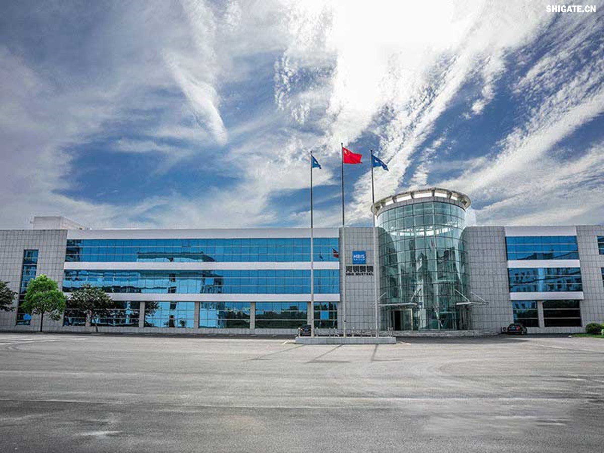 河钢舞钢积极发挥技术优势,打造更多“单打冠军”产品。成立高难要求SA516Gr70小微攻关团队,采用专用成分设计、一体化特殊工艺,攻克相关技术难题,不断提高产品质量,研发出更高技术含量的高附加值产品,满足客户的个性化需求。在今年5月,河钢舞钢为客户研发出厚度203mm、技术含量在当时均创同类钢板之更的高性能SA516Gr70,助力我国重点PTA(精对苯二甲酸)项目建设。短短三个月,便再次实现突破,成功生产304mm厚SA516Gr70钢板,实现高难要求容器用钢SA516Gr70从8mm到304mm厚度规格的全覆盖。钢板具备优良冲击温度性能,可广泛应用于常温到零下52摄氏度的环境,耐高温模焊时间可达26小时。产品不仅在重点工程项目得到应用,还远销海外,获得市场高度认可。 河钢舞钢积极发挥技术优势,打造更多“单打冠军”产品。成立高难要求SA516Gr70小微攻关团队,采用专用成分设计、一体化特殊工艺,攻克相关技术难题,不断提高产品质量,研发出更高技术含量的高附加值产品,满足客户的个性化需求。在今年5月,河钢舞钢为客户研发出厚度203mm、技术含量在当时均创同类钢板之更的高性能SA516Gr70,助力我国重点PTA(精对苯二甲酸)项目建设。短短三个月,便再次实现突破,成功生产304mm厚SA516Gr70钢板,实现高难要求容器用钢SA516Gr70从8mm到304mm厚度规格的全覆盖。钢板具备优良冲击温度性能,可广泛应用于常温到零下52摄氏度的环境,耐高温模焊时间可达26小时。产品不仅在重点工程项目得到应用,还远销海外,获得市场高度认可。